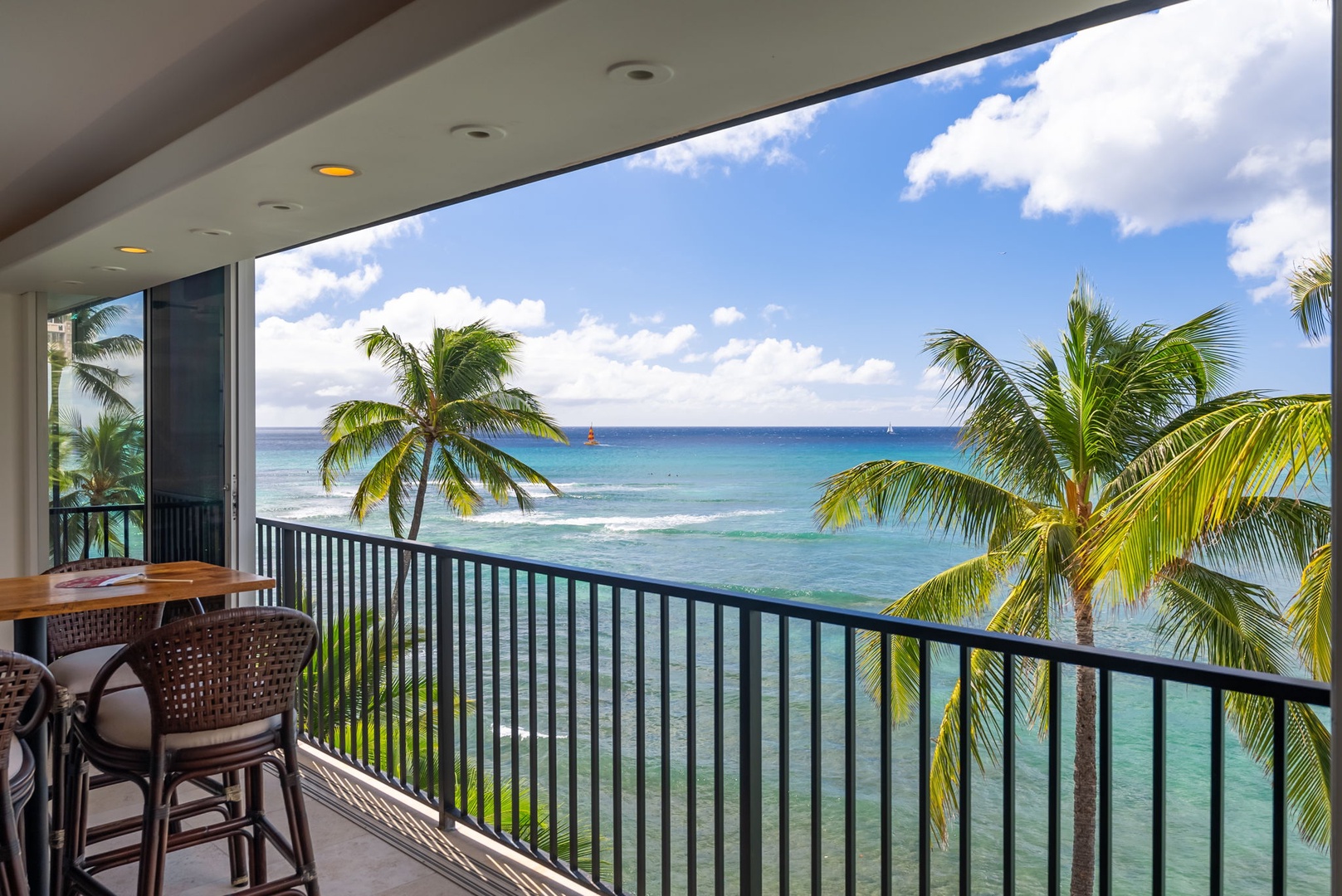 Honolulu Vacation Rentals, Kaimana Views - Private balcony with panoramic ocean views, ideal for relaxing or dining al fresco under the tropical sky.