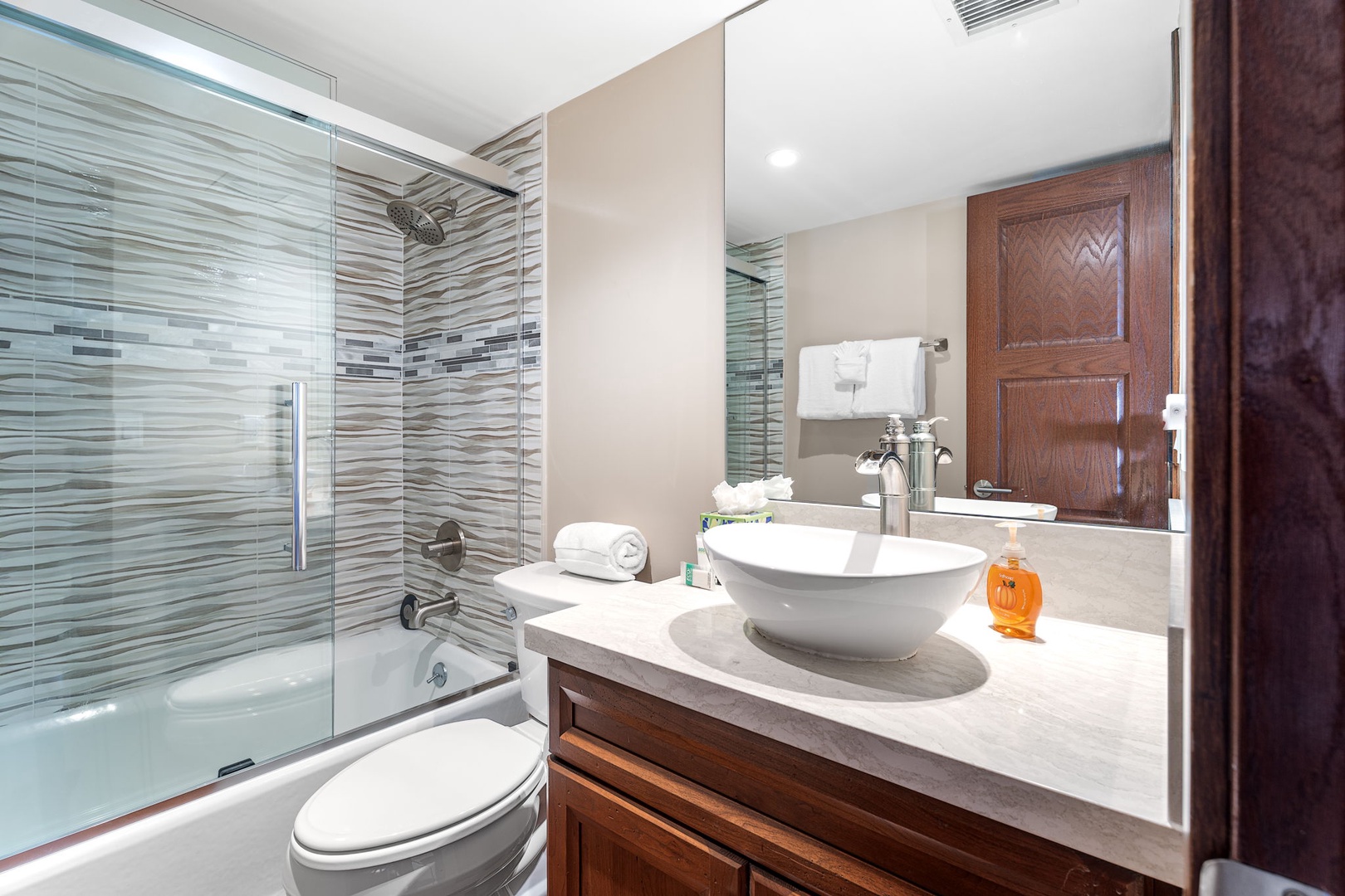 Kailua Kona Vacation Rentals, Royal Kahili 401A - Modern bathroom with a sleek vanity, stylish fixtures, and tiled accents.