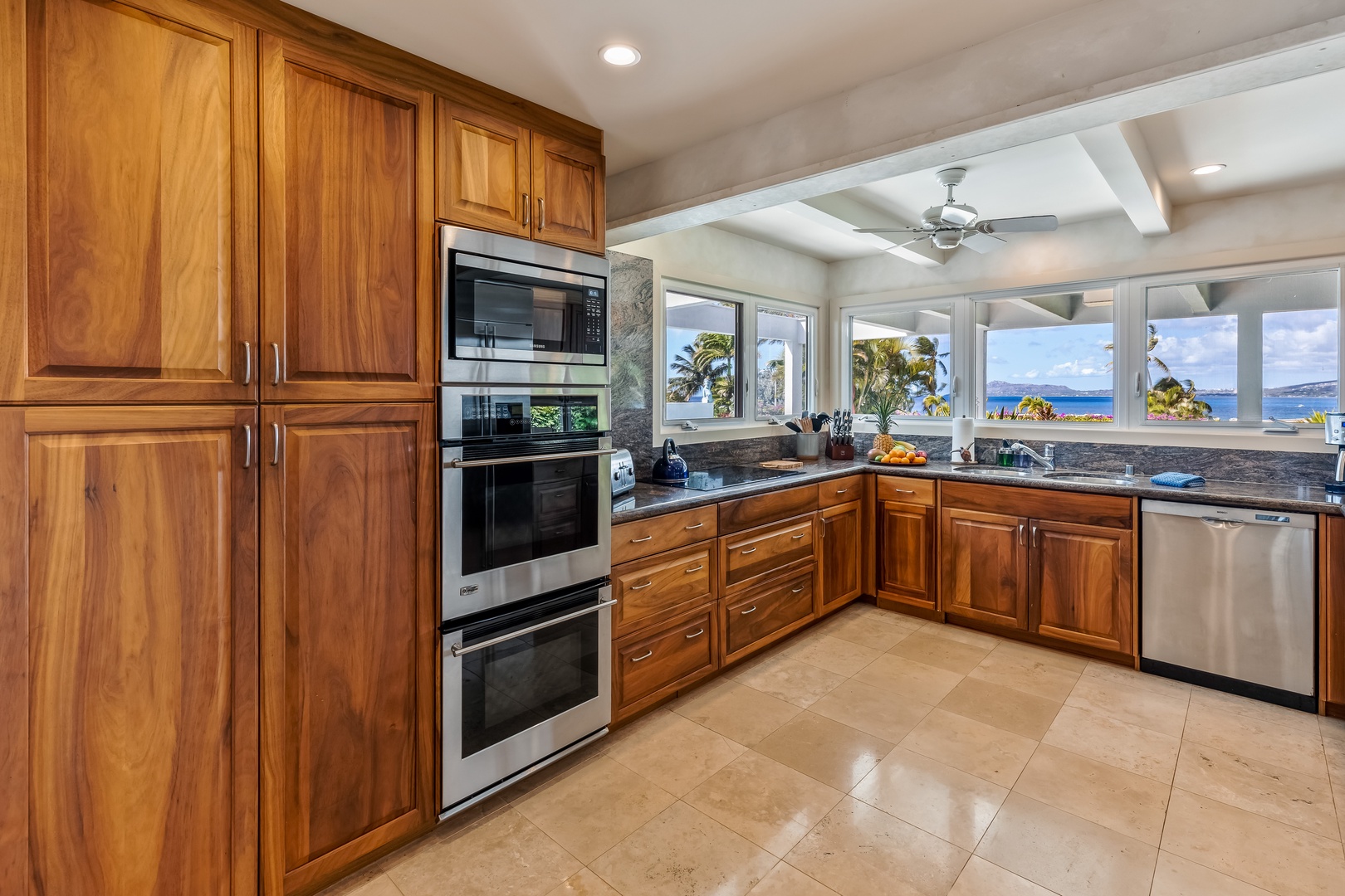 Honolulu Vacation Rentals, Hale Ola - Ocean Views from the kitchen