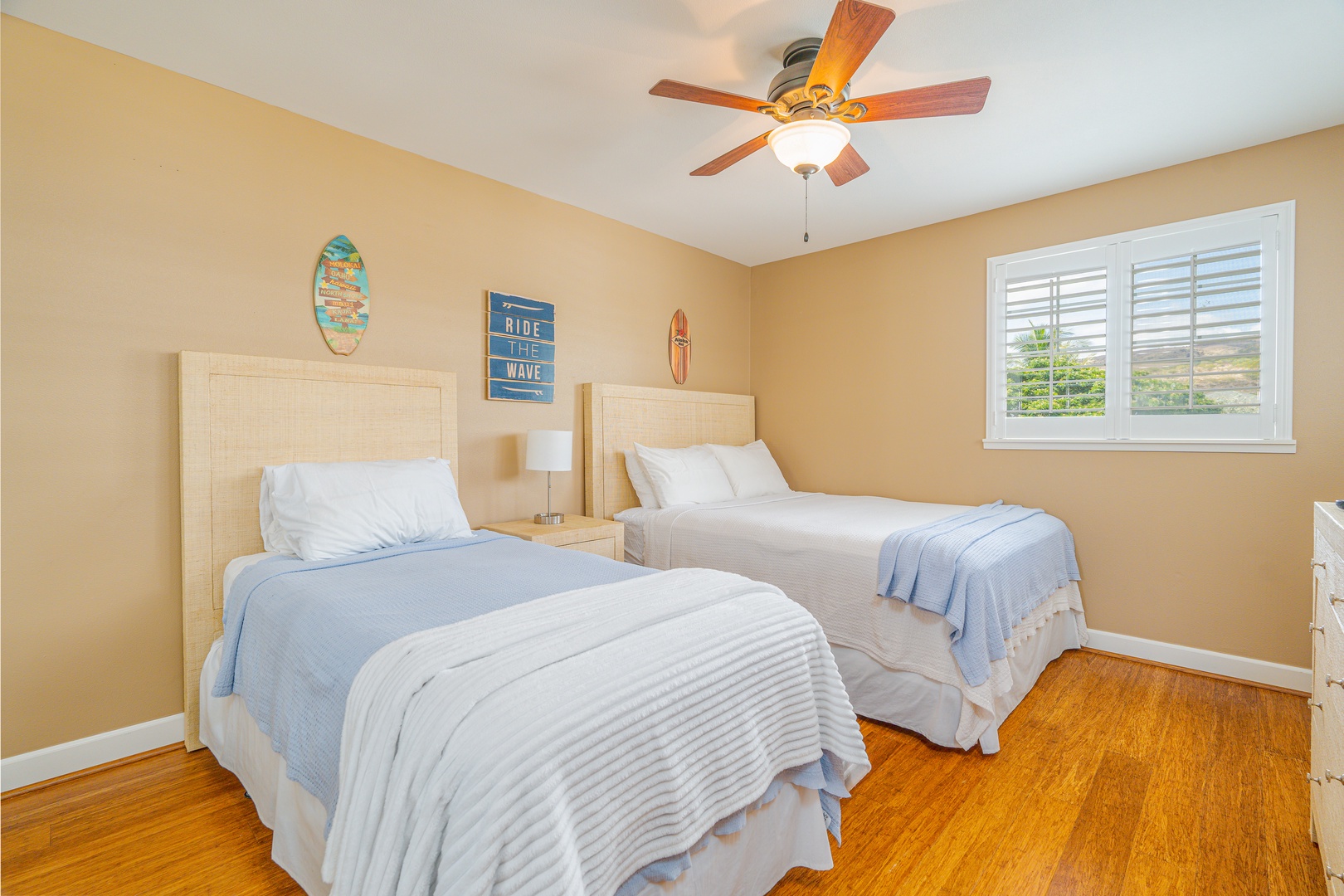 Kapolei Vacation Rentals, Ko Olina Kai 1081C - The upstairs guest bedroom with a twin bed and a queen bed.