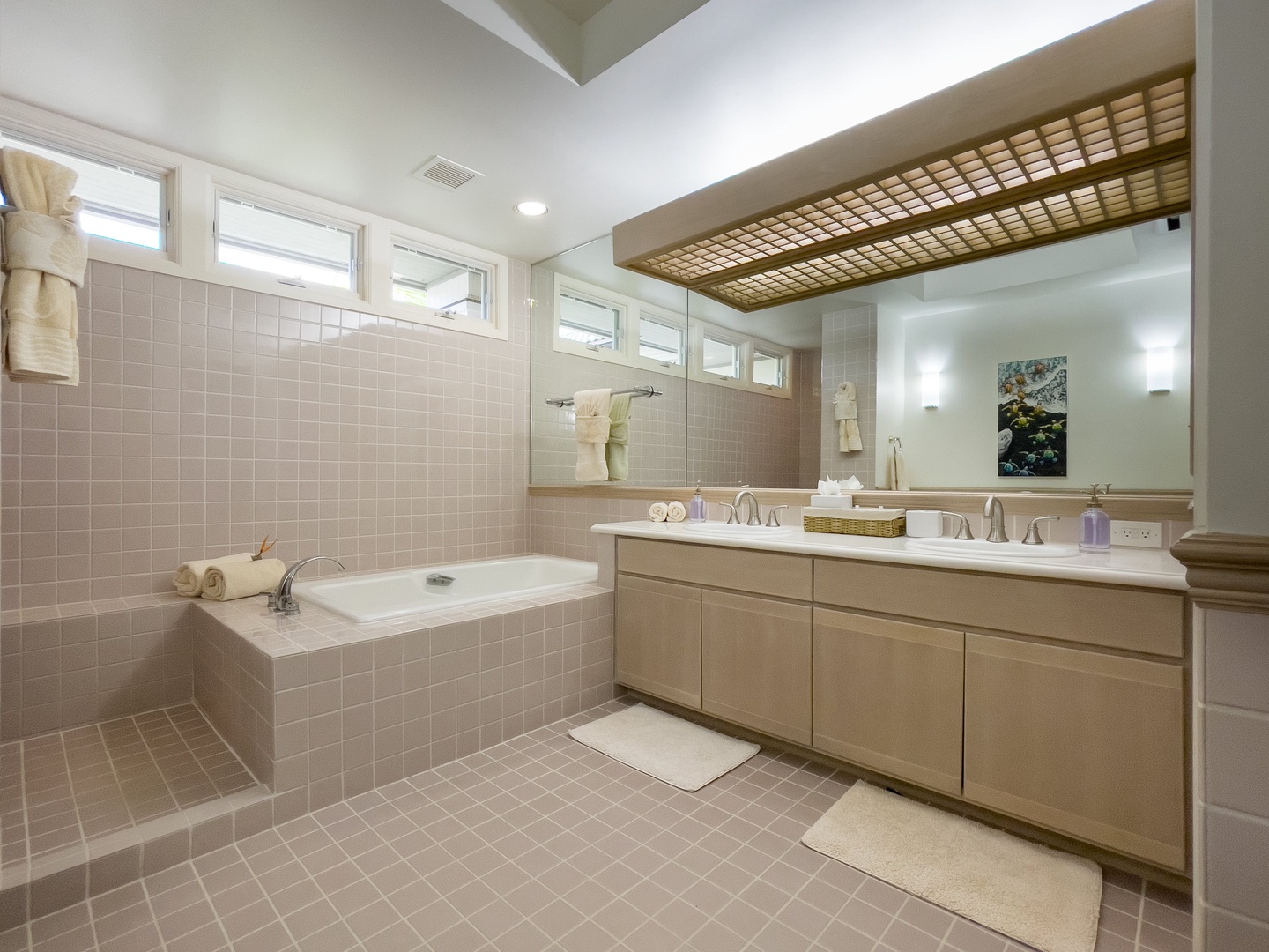 Kamuela Vacation Rentals, The Islands D3 - Huge Tiled Bathroom w/ Separate WC Ensuite to Primary Bedroom