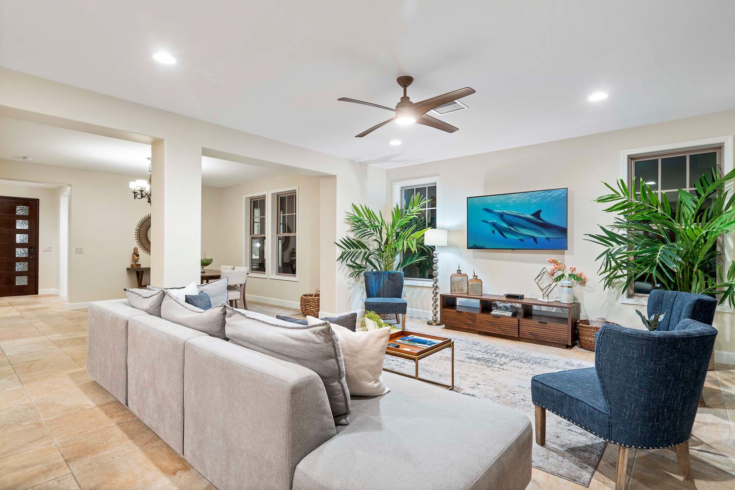 Kailua-Kona Vacation Rentals, Holua Kai #26 - Contemporary decor and a vibrant ocean-themed artwork all around the living area..