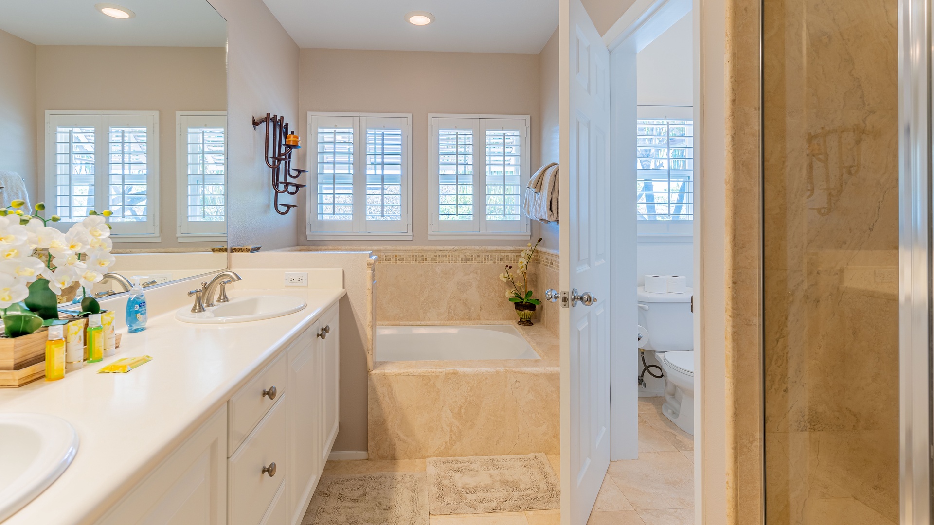 Kapolei Vacation Rentals, Coconut Plantation 1074-1 - The primary guest bathroom with a luxurious tub for soaking.