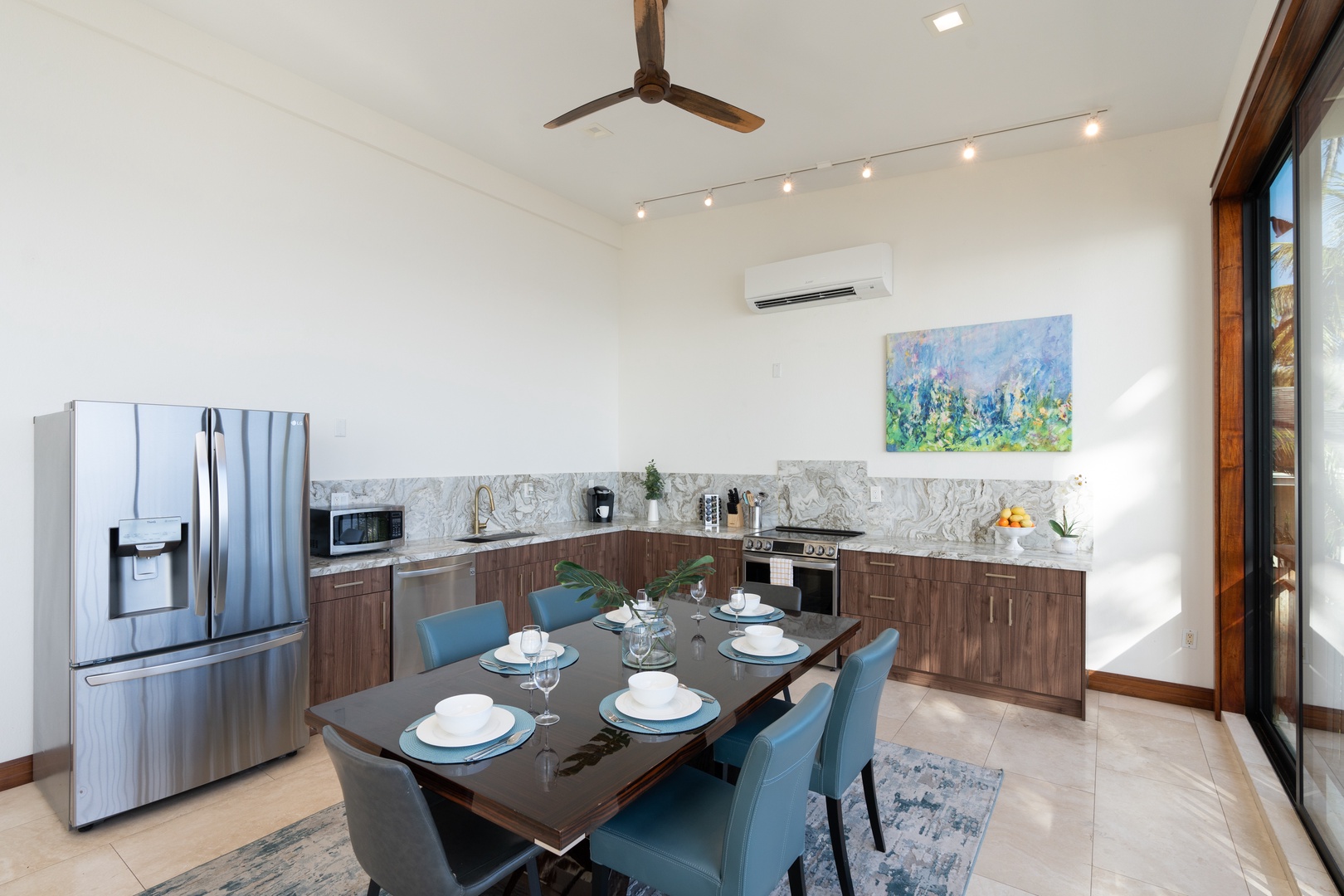 Honolulu Vacation Rentals, Wailupe Seaside - Open concept throughout with expansive dining and kitchen area.