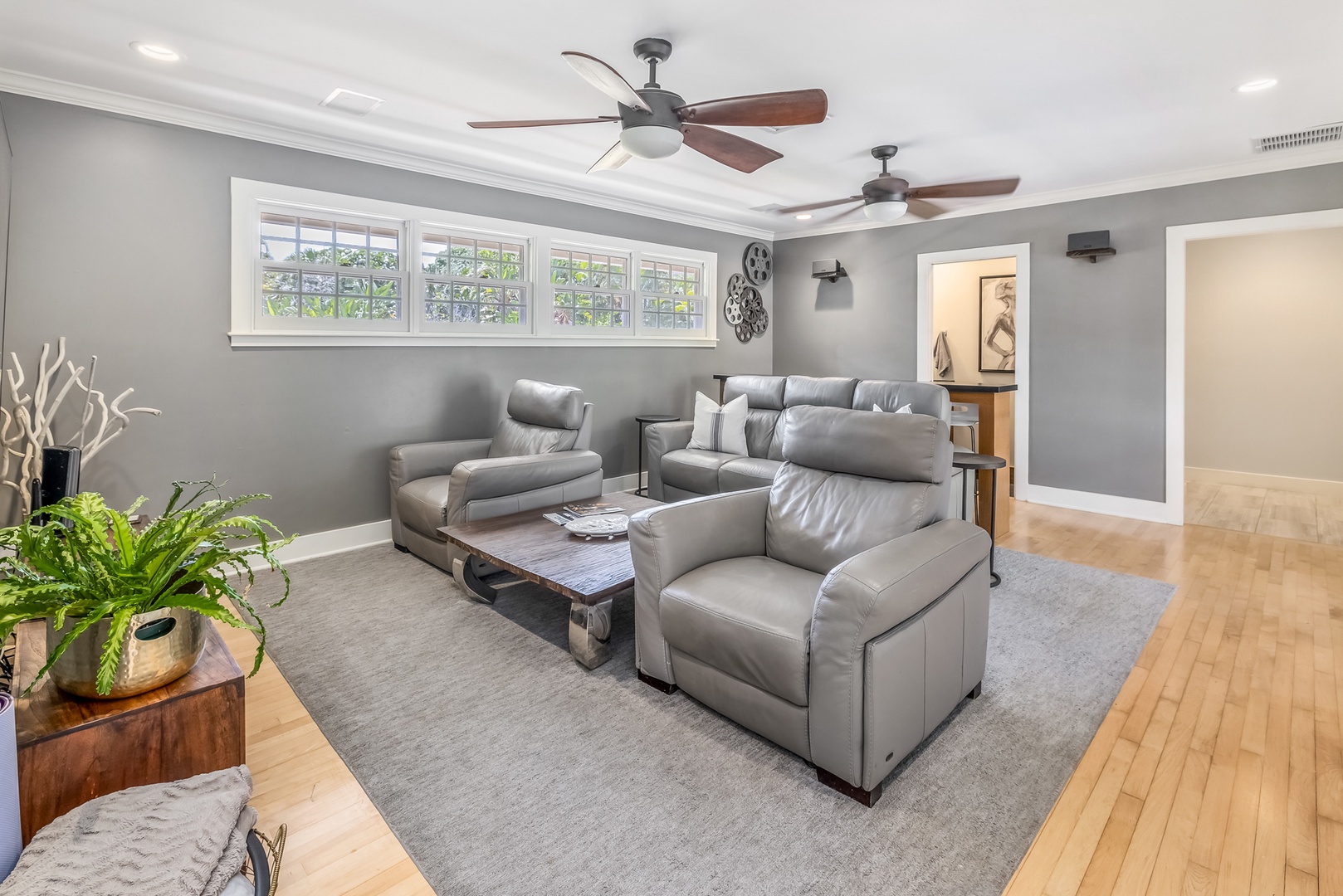 Honolulu Vacation Rentals, Moana Lani - Media room with plush leather seating, great for movie nights or gaming.