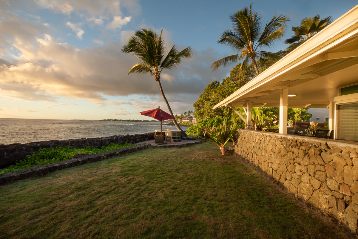 Kailua Kona Vacation Rentals, Honl's Beach Hale (Big Island) - Property is right on the beach. Couldn't get better than this!