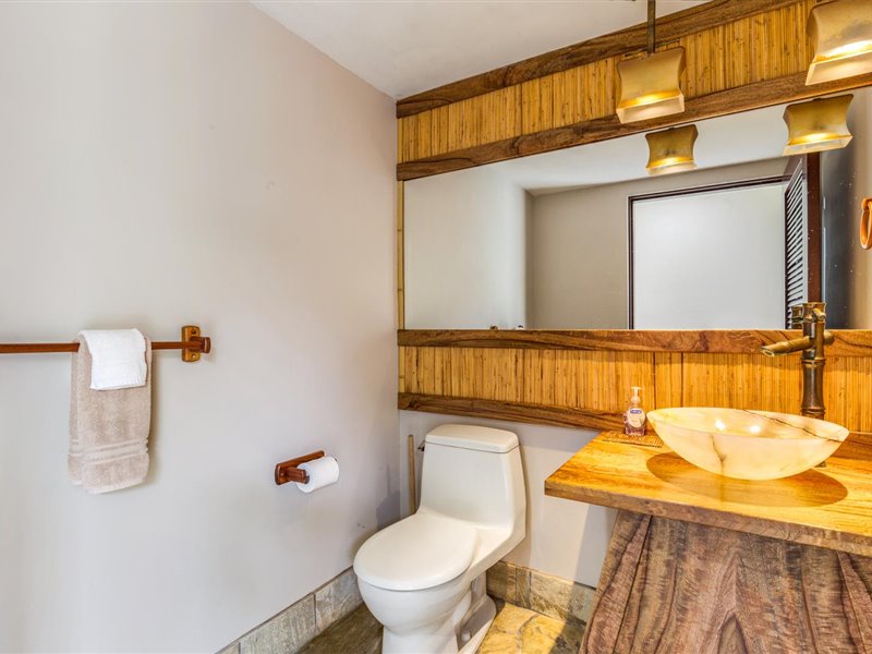 Kailua Kona Vacation Rentals, Blue Water - Half bathroom located downstairs