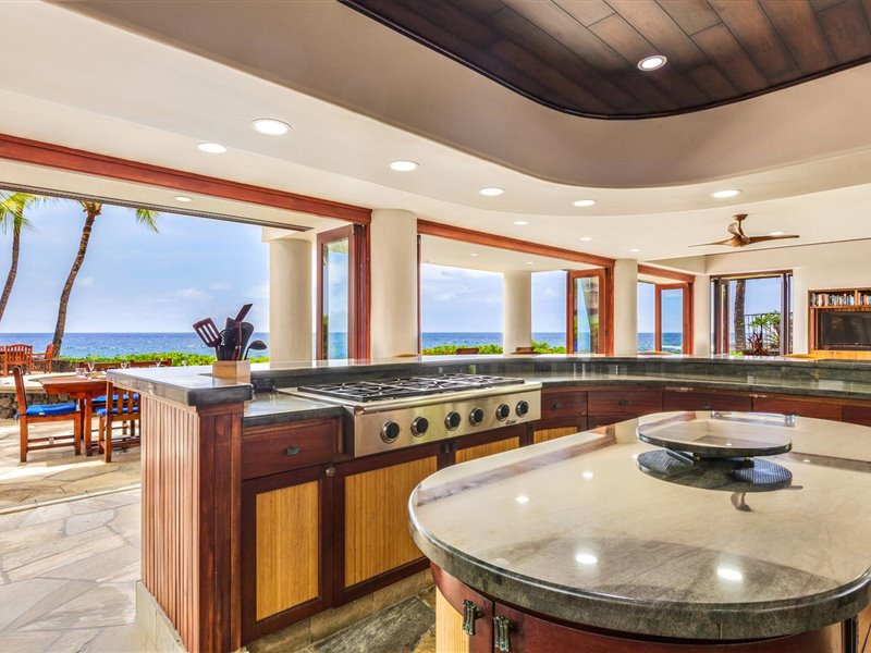 Kailua Kona Vacation Rentals, Blue Water - Enough room for the group to participate in meal preperation!