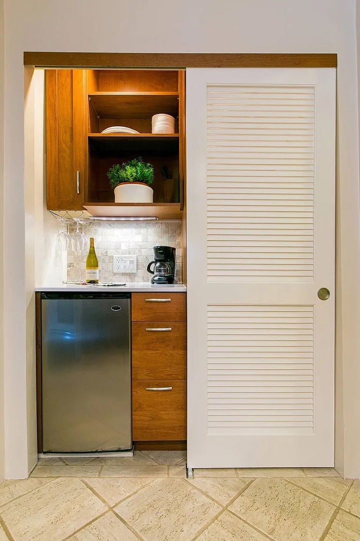 Princeville Vacation Rentals, Hanalei Bay Resort 4302/3 - Ample closet space with a convenient counter and mini-fridge.