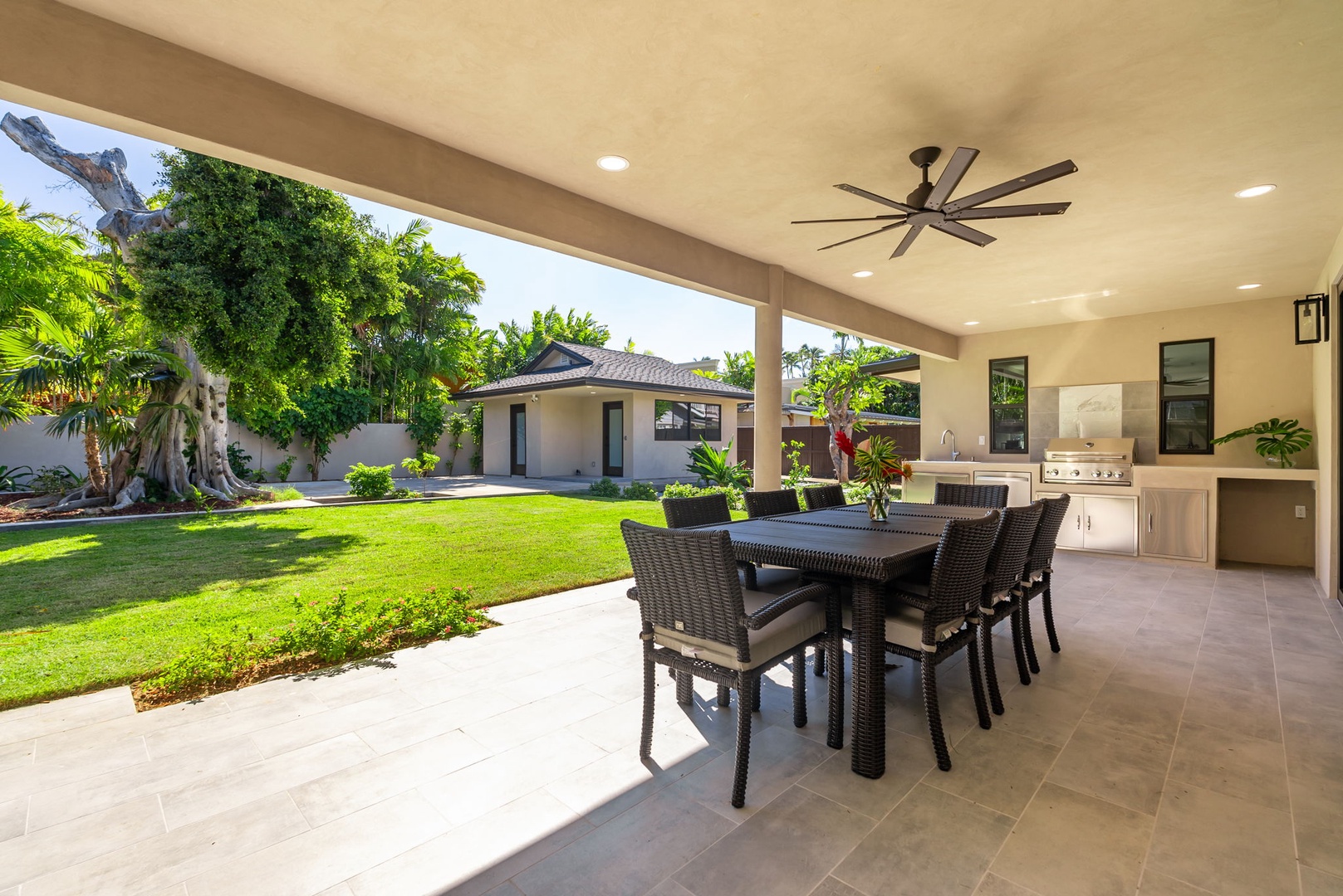 Honolulu Vacation Rentals, Kahala Zen - Covered outdoor dining area, good for 6, perfect for al fresco meals.