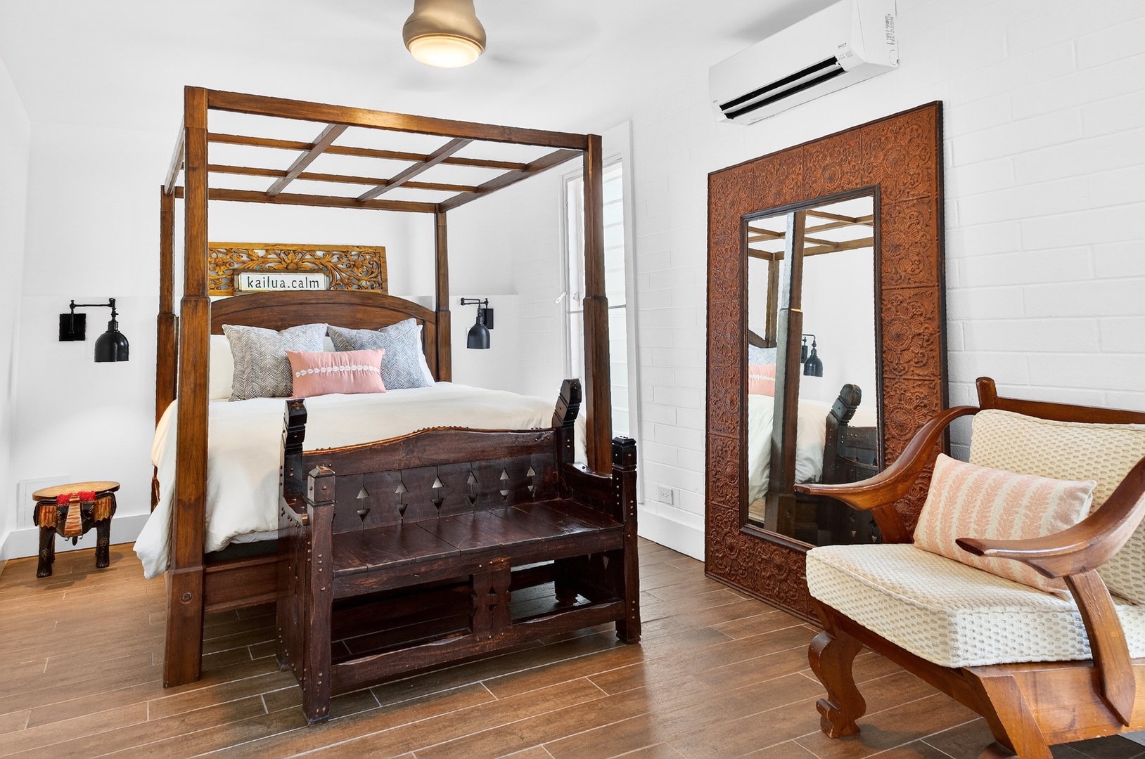 Kailua Vacation Rentals, Hale Ohana - Drift into peaceful sleep in your elegant four-poster bed, surrounded by rich carved wood and cozy pink accents in this serene sanctuary.