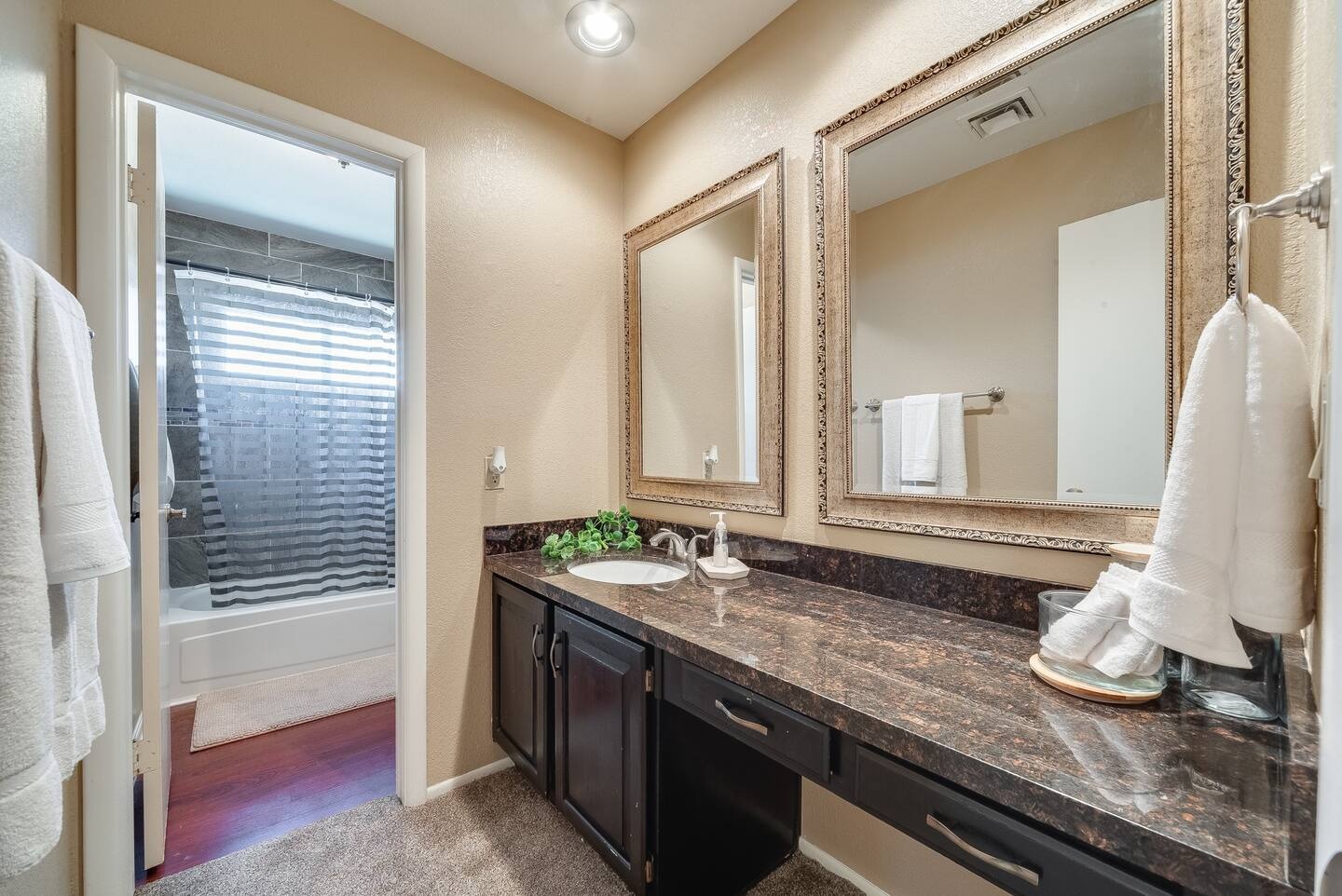 Glendale Vacation Rentals, Cahill Casa - Full bathroom near both bedrooms