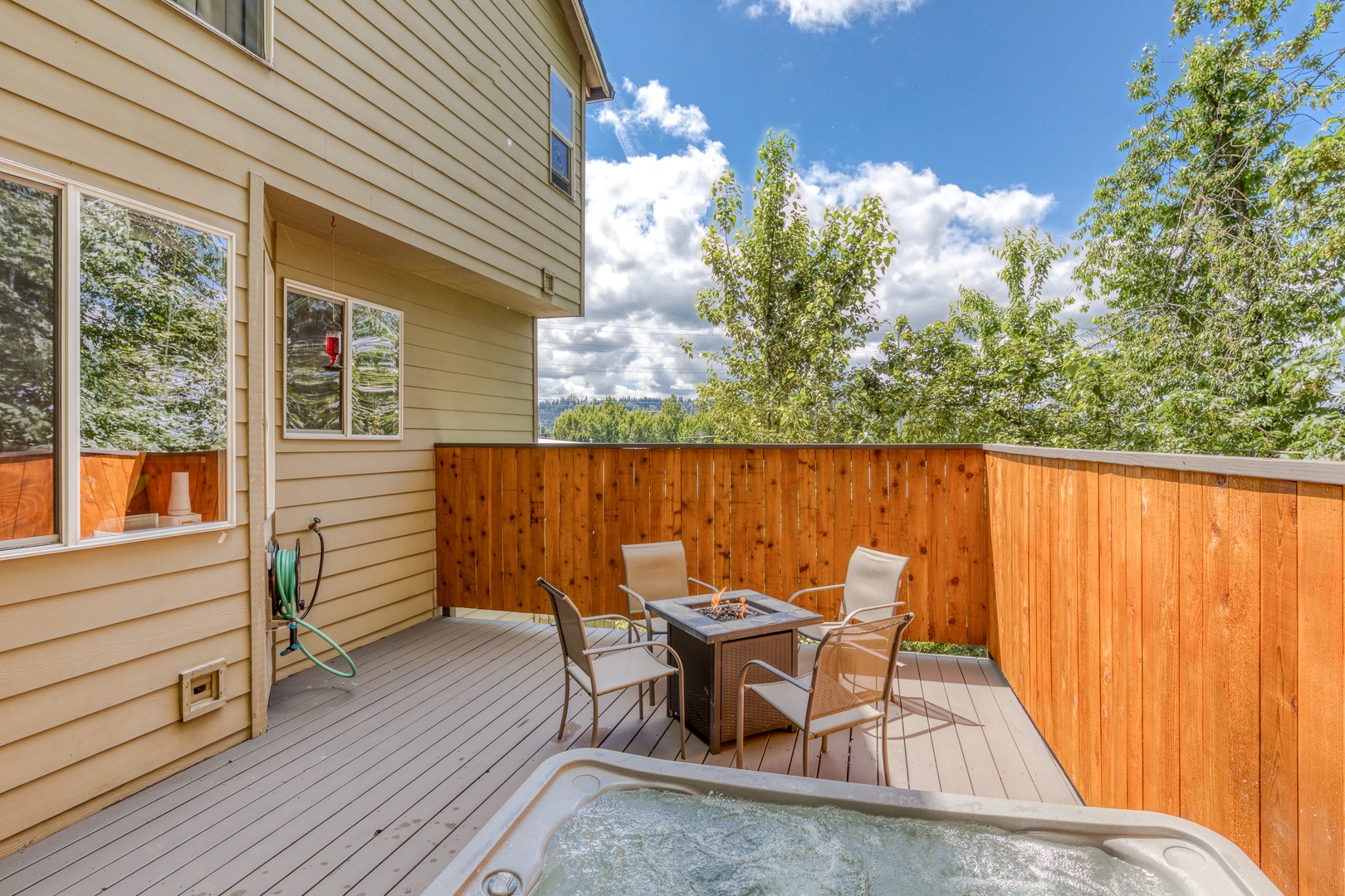 Clackamas Vacation Rentals, Duck Crossing - It's easy to chat with your friends and family from the hot tub to the fire pit