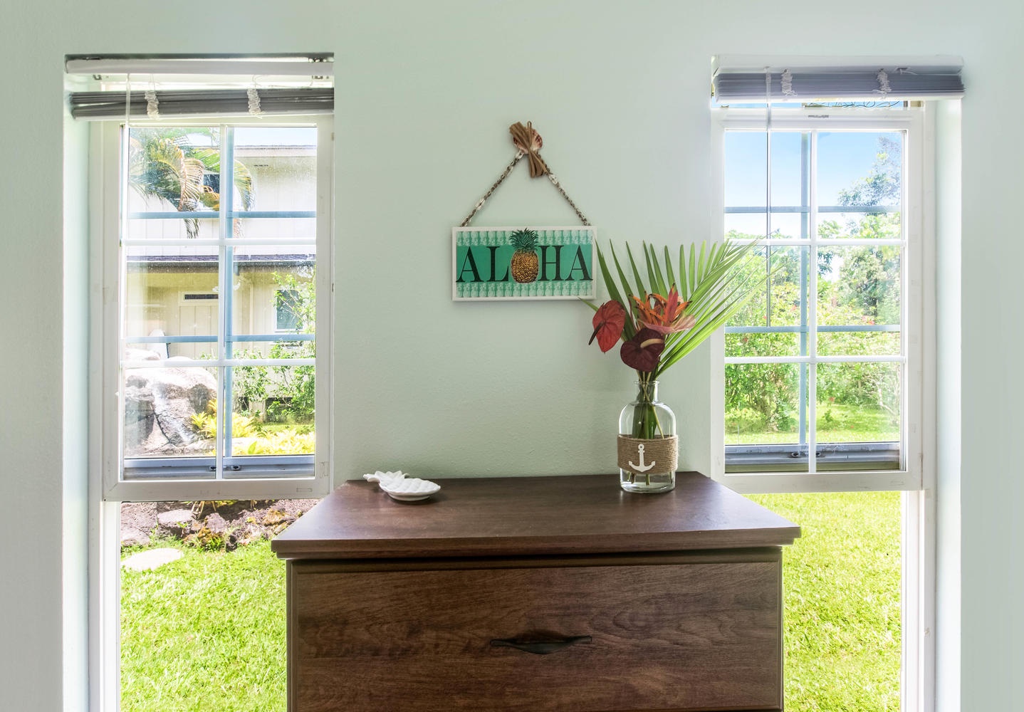 Princeville Vacation Rentals, Pineapple Suite - A charming entry table adorned with fresh flowers and a welcoming touch.