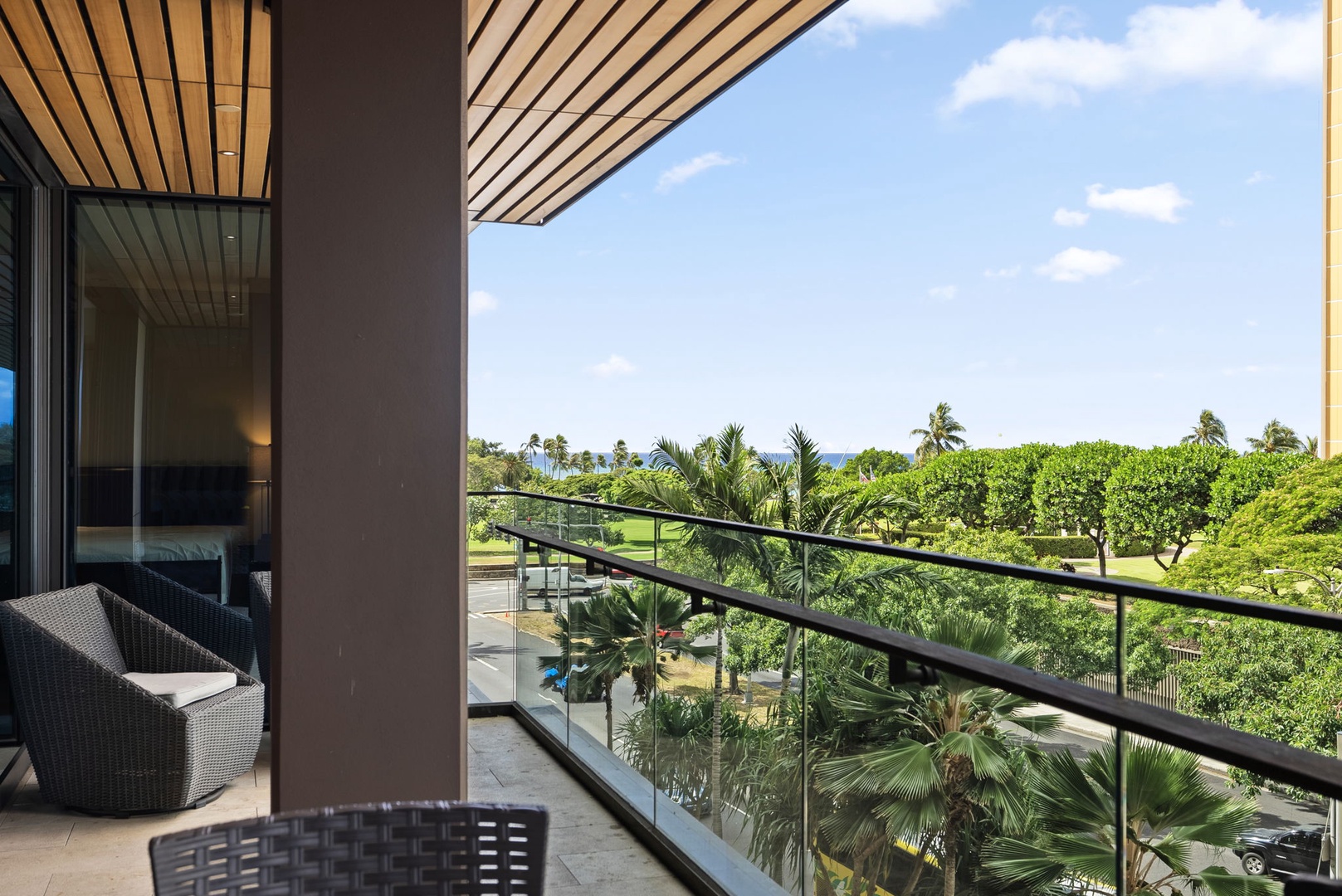 Honolulu Vacation Rentals, Park Lane Getaway - Cozy outdoor retreat overlooking the greenery – a perfect spot to unwind.