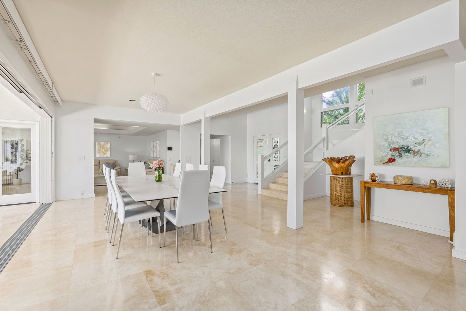 Honolulu Vacation Rentals, Paradise Beach Estate - An open layout connects the dining area to the outdoors and beyond, creating a seamless setting for entertaining with ease.