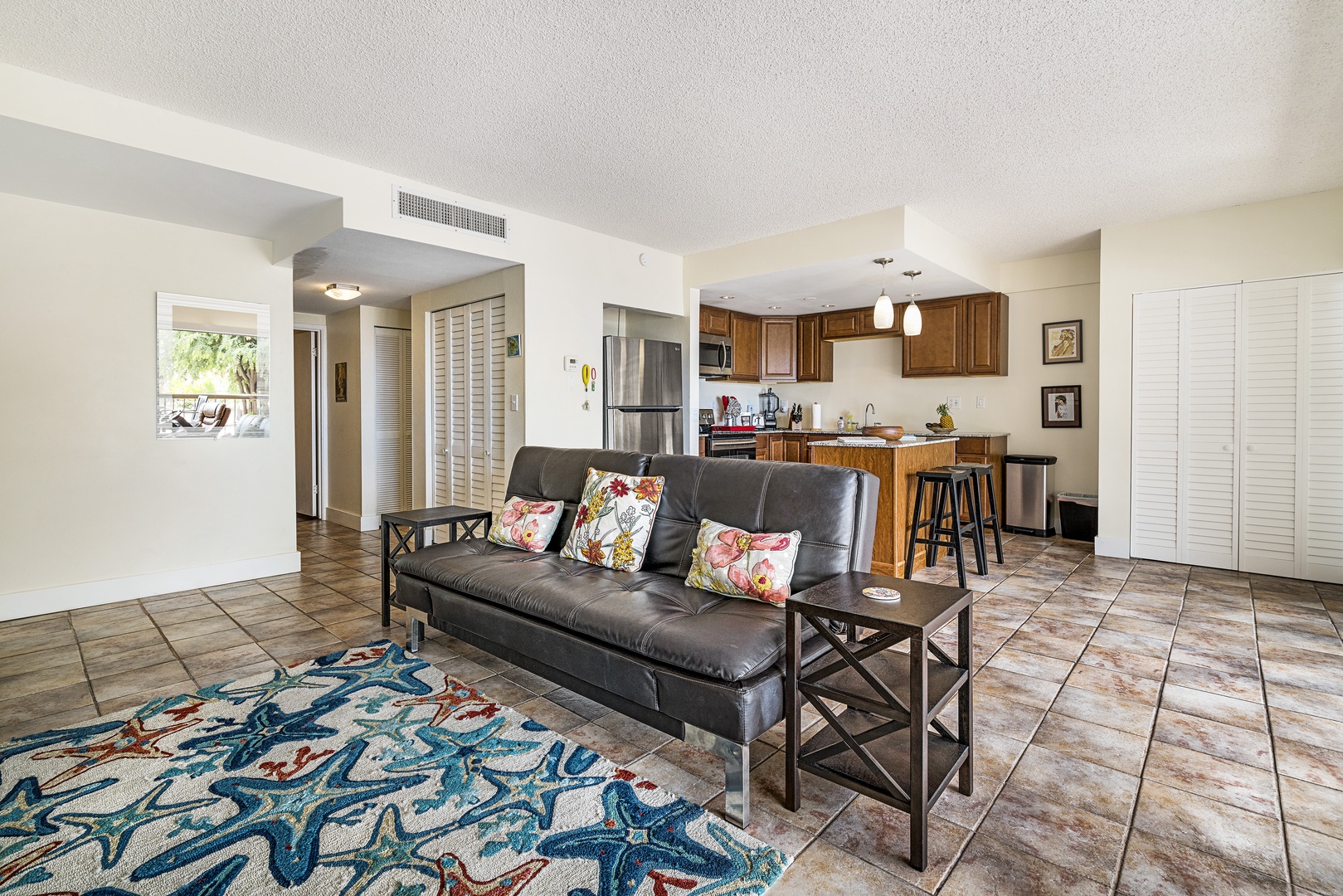 Kailua Kona Vacation Rentals, Kona Plaza 201 - Open floor plan for your entire group to spread out
