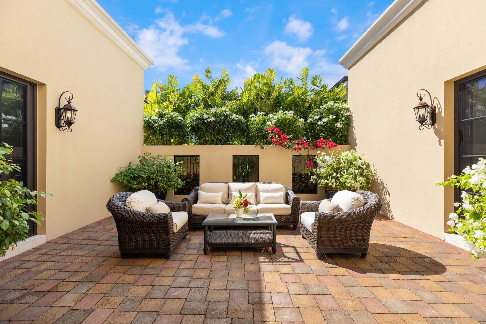 Honolulu Vacation Rentals, The Kahala Mansion - Lounge area right off the courtyard.