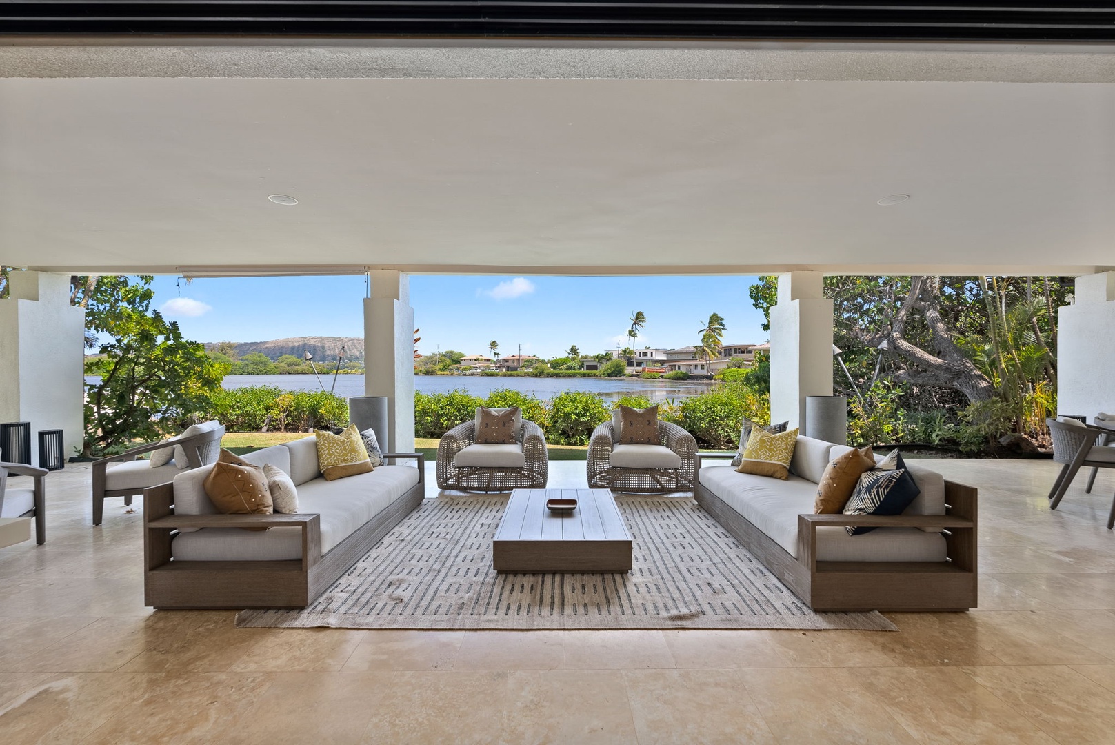 Honolulu Vacation Rentals, The Lagoon House 3BR - Gather around and take in the views stretching towards the water with those around you.