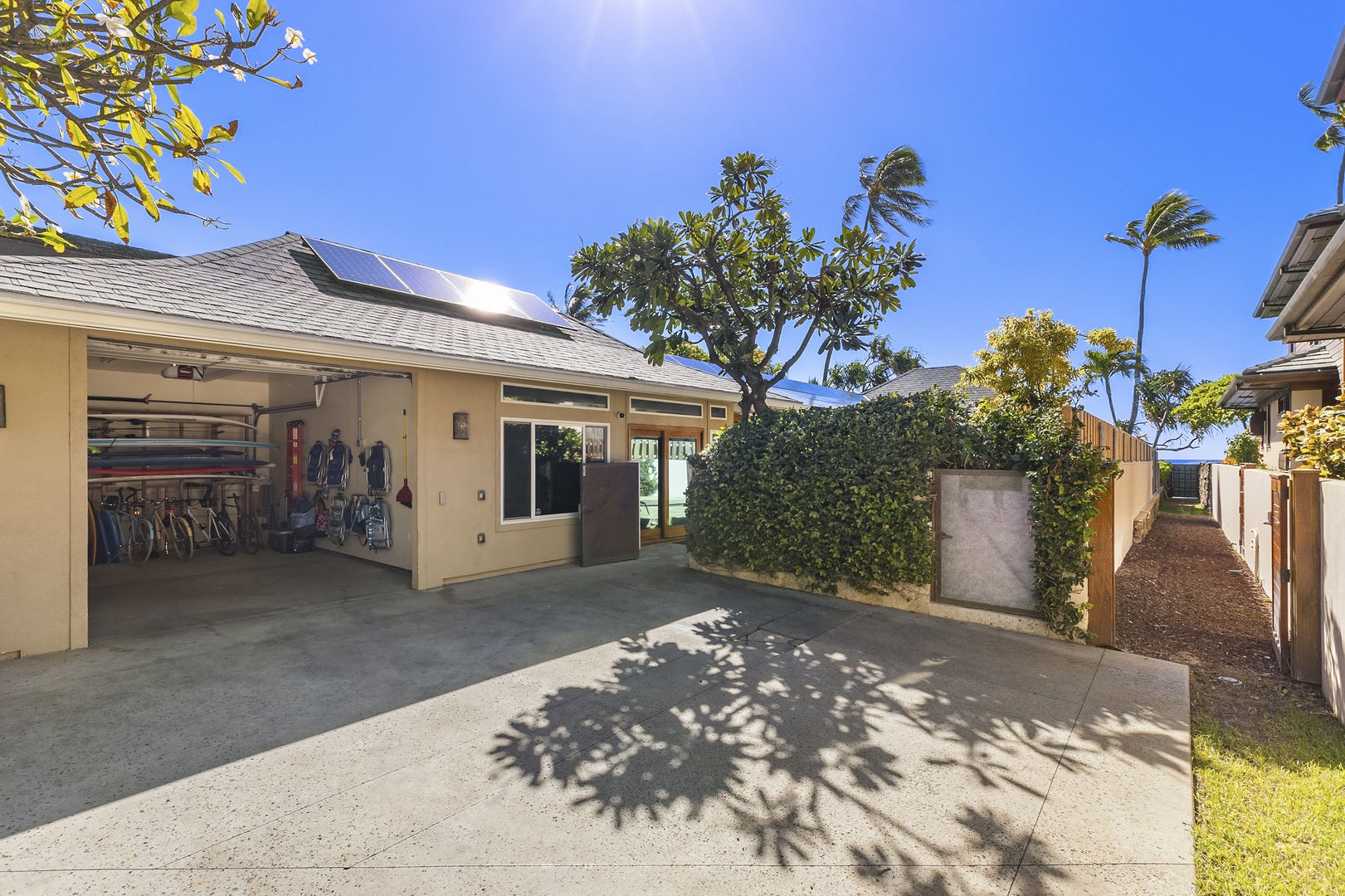 Honolulu Vacation Rentals, Hale Makai at Diamond Head - Garage stocked with beach toys, bikes, and gear—everything you need for a day of island adventure.