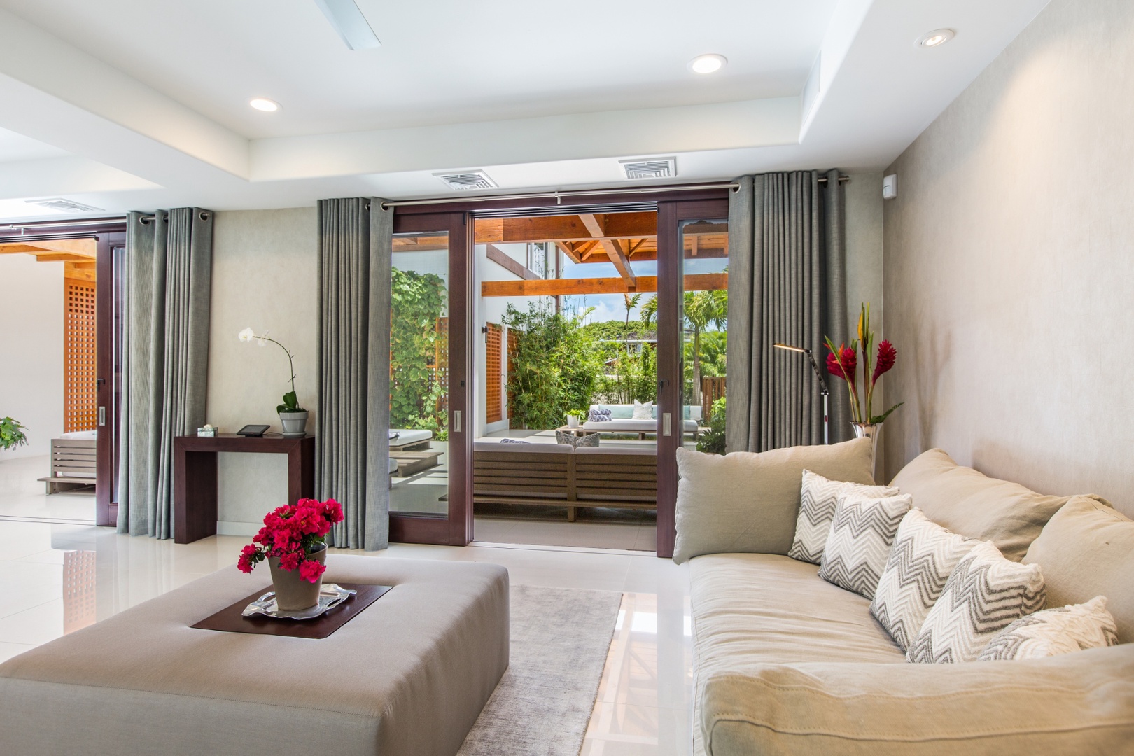 Honolulu Vacation Rentals, Diamond Head Villa* - Spacious living area designed for connection—ideal for family time or unwinding in style.