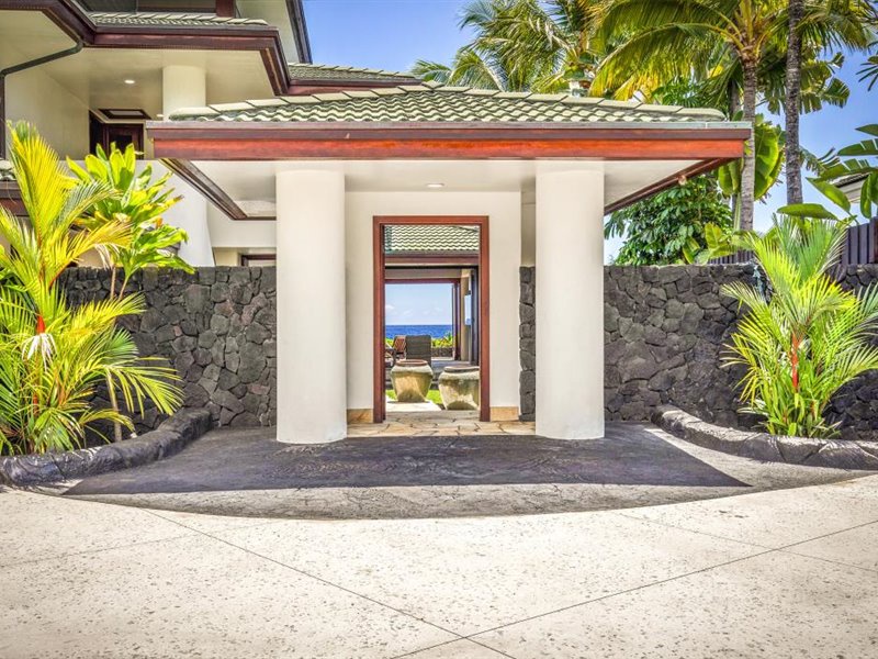 Kailua Kona Vacation Rentals, Blue Water - Front entry from the driveway