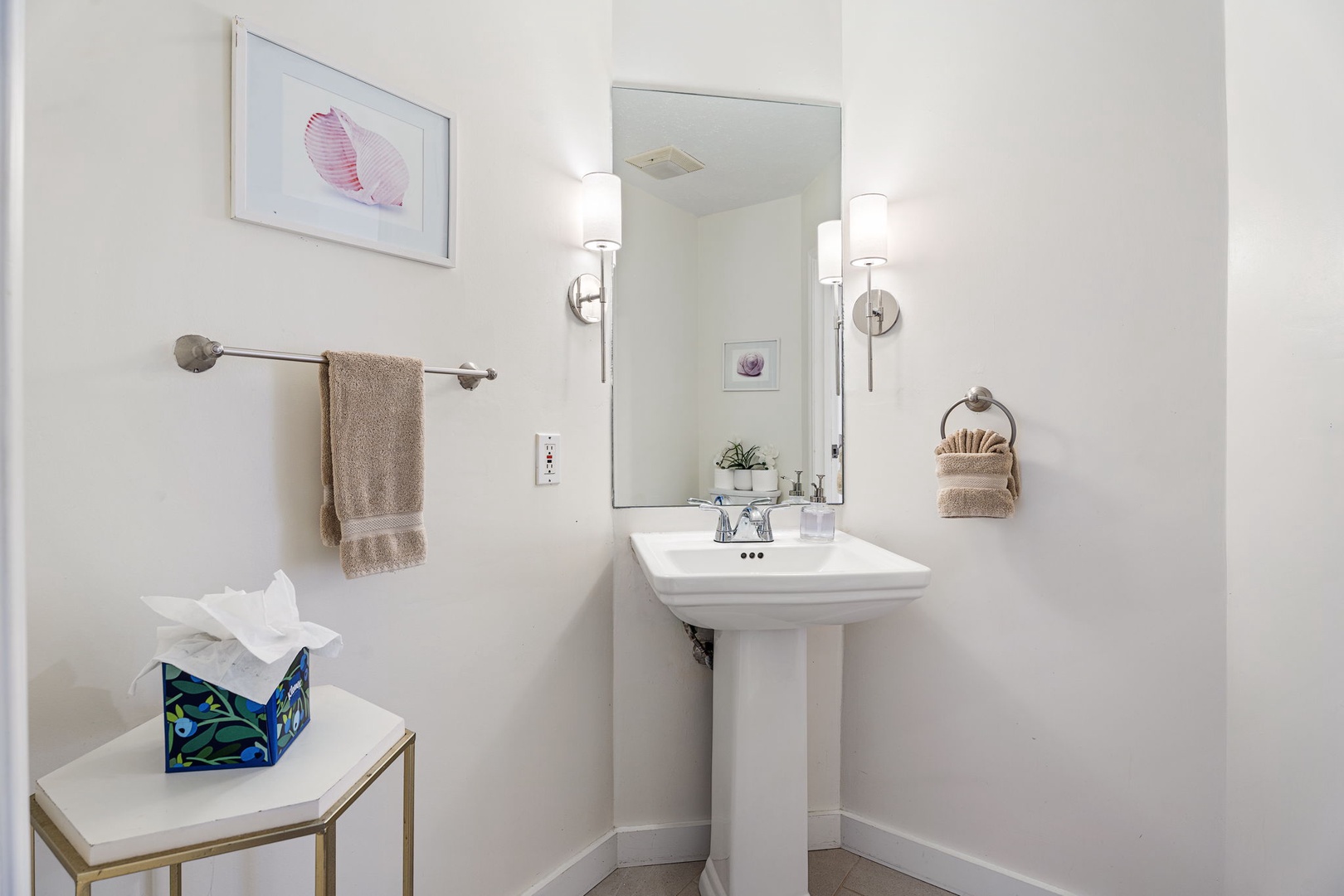 Kailua-Kona Vacation Rentals, Honu Hale - Pristine powder room where soft lighting creates a spa-like ambiance for your daily refresh.
