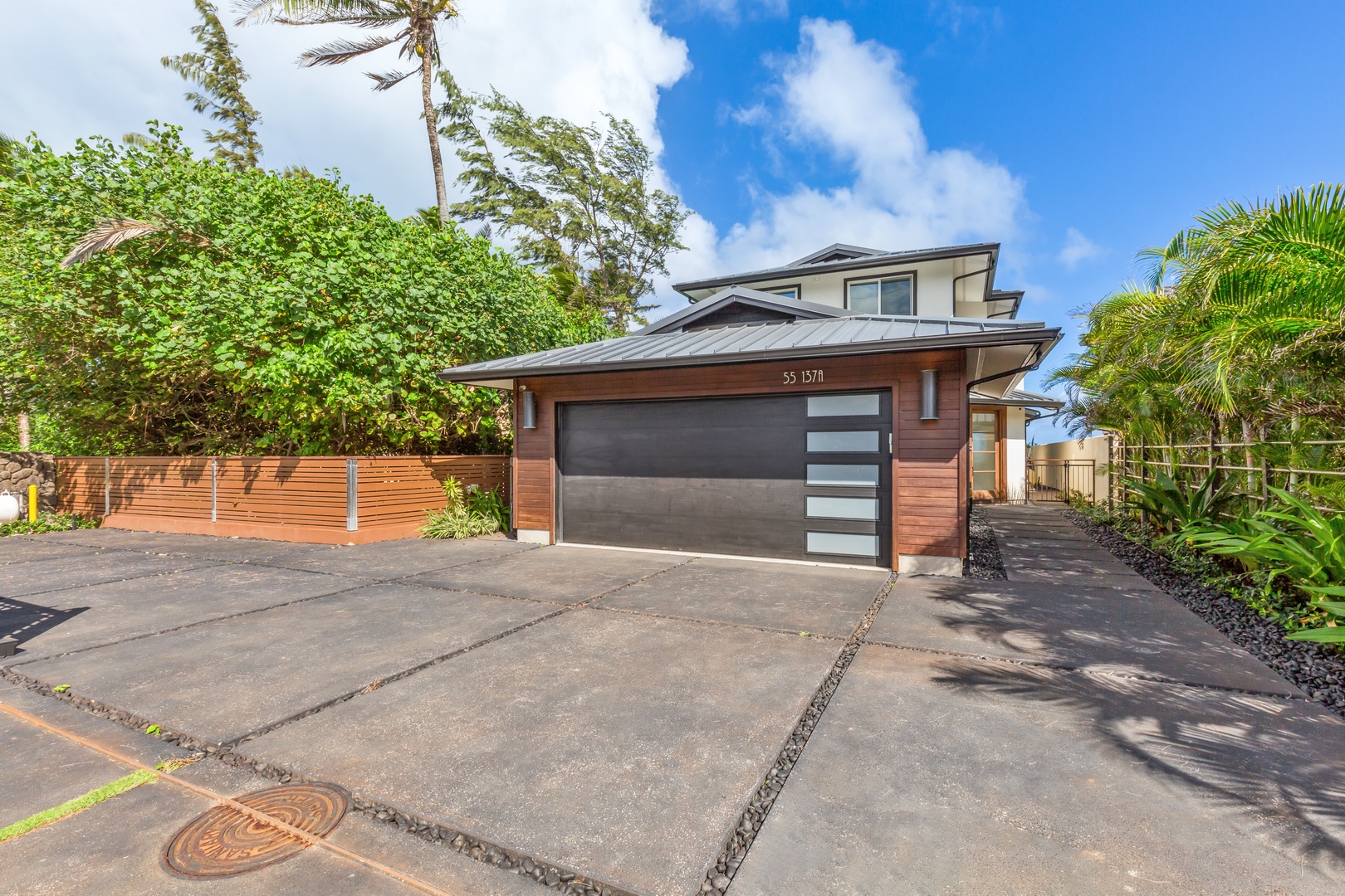 Laie Vacation Rentals, Majestic Mahakea Oceanfront Oasis - Modern property with a rooftop garden and stunning coastal proximity.