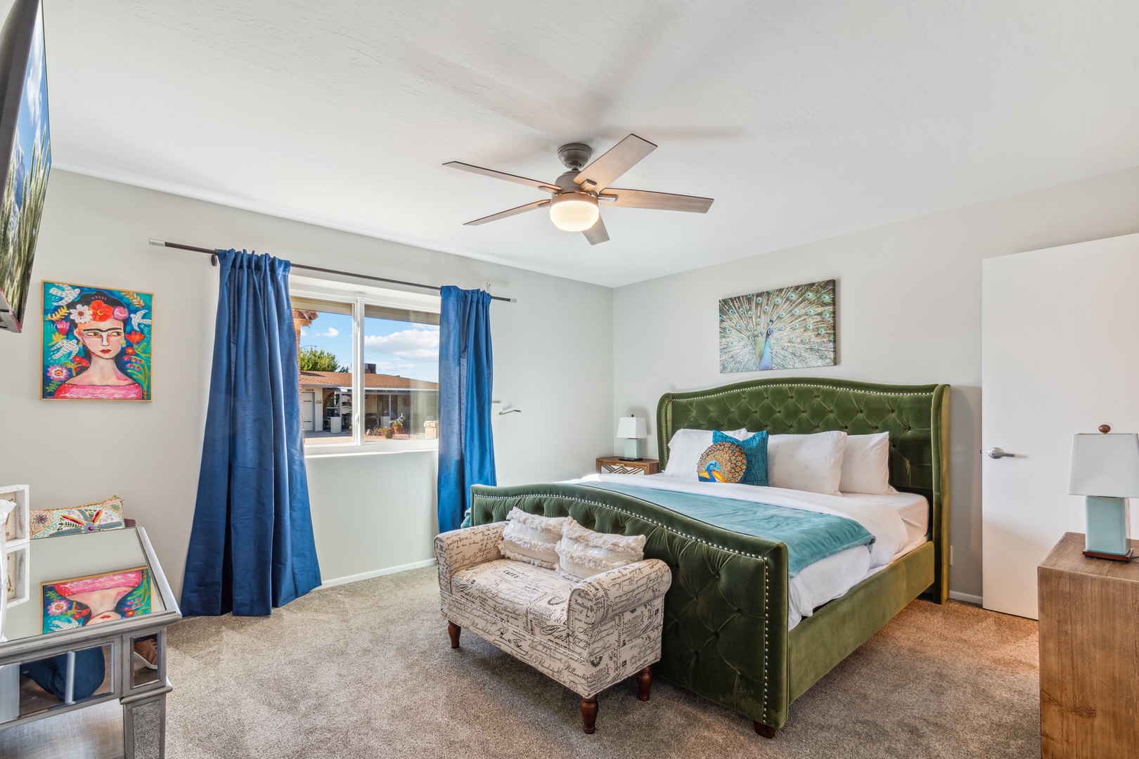 Mesa Vacation Rentals, Private Putting Oasis - Elegant king bed