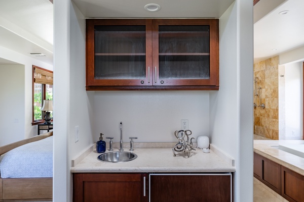 Kamuela Vacation Rentals, Canoe House & Beach Walker at Champion Ridge - Little sink/fridge corner in the Suite.