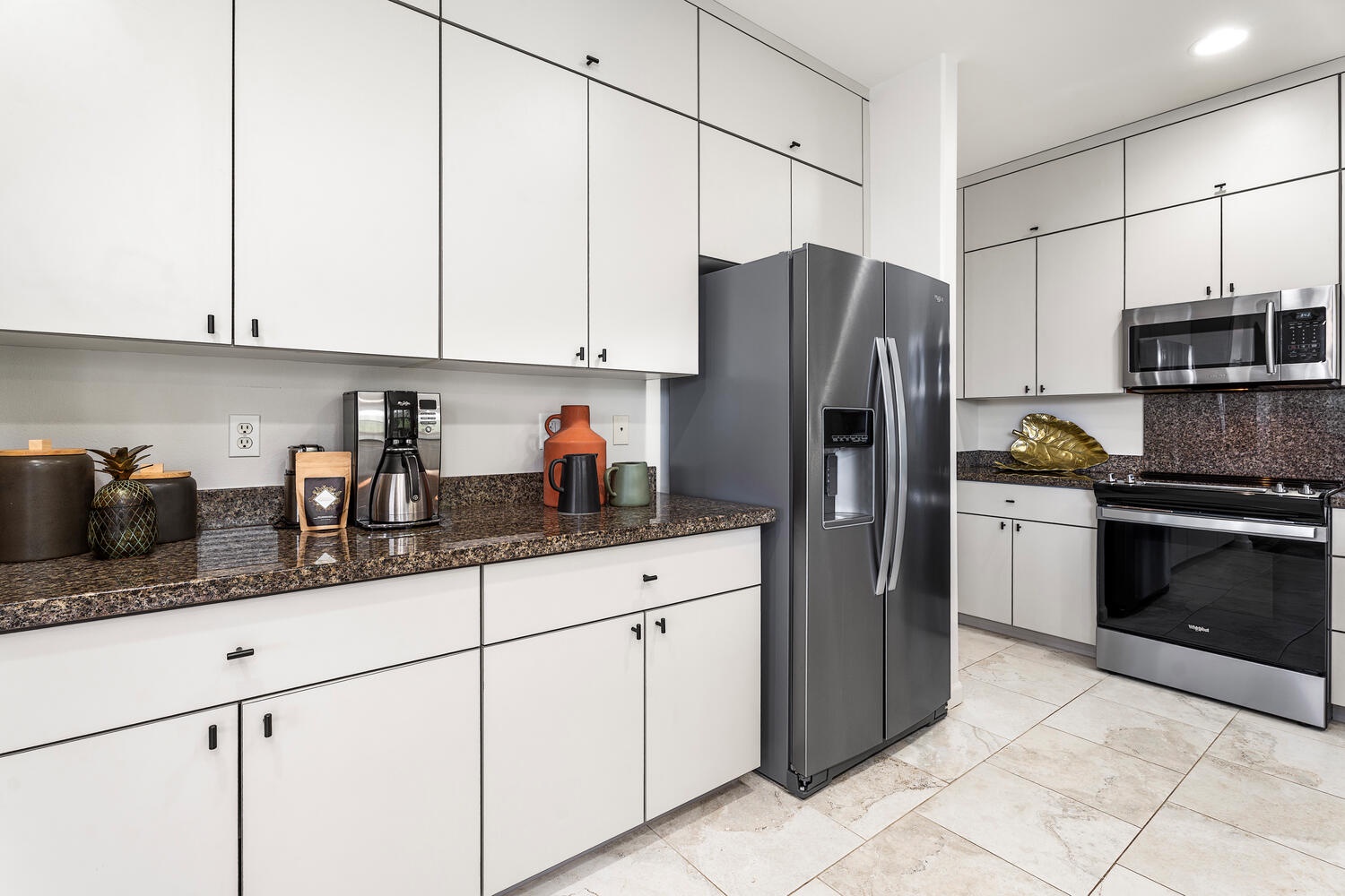 Kailua Kona Vacation Rentals, Kahakai Estates Hale - Savor culinary adventures in our fully-stocked kitchen with ample appliances and tools.