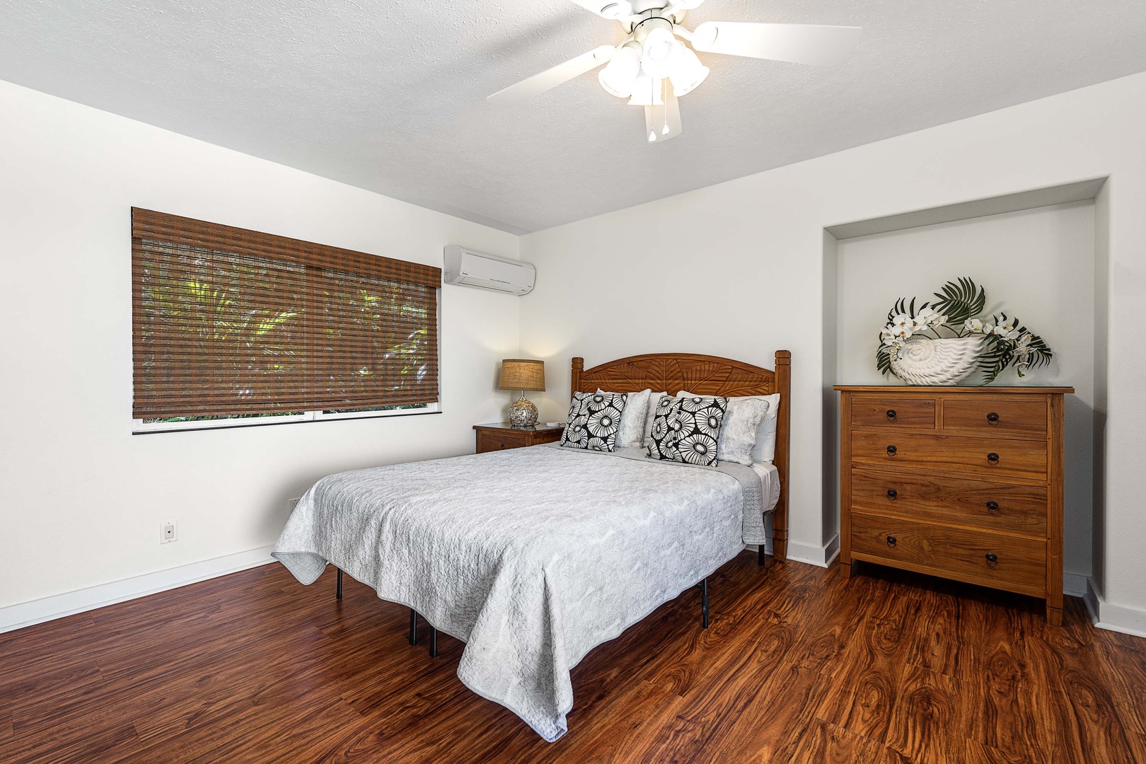 Kailua-Kona Vacation Rentals, Honu Hale - Guest bedroom equipped with A/C and shared Jack and Jill bath