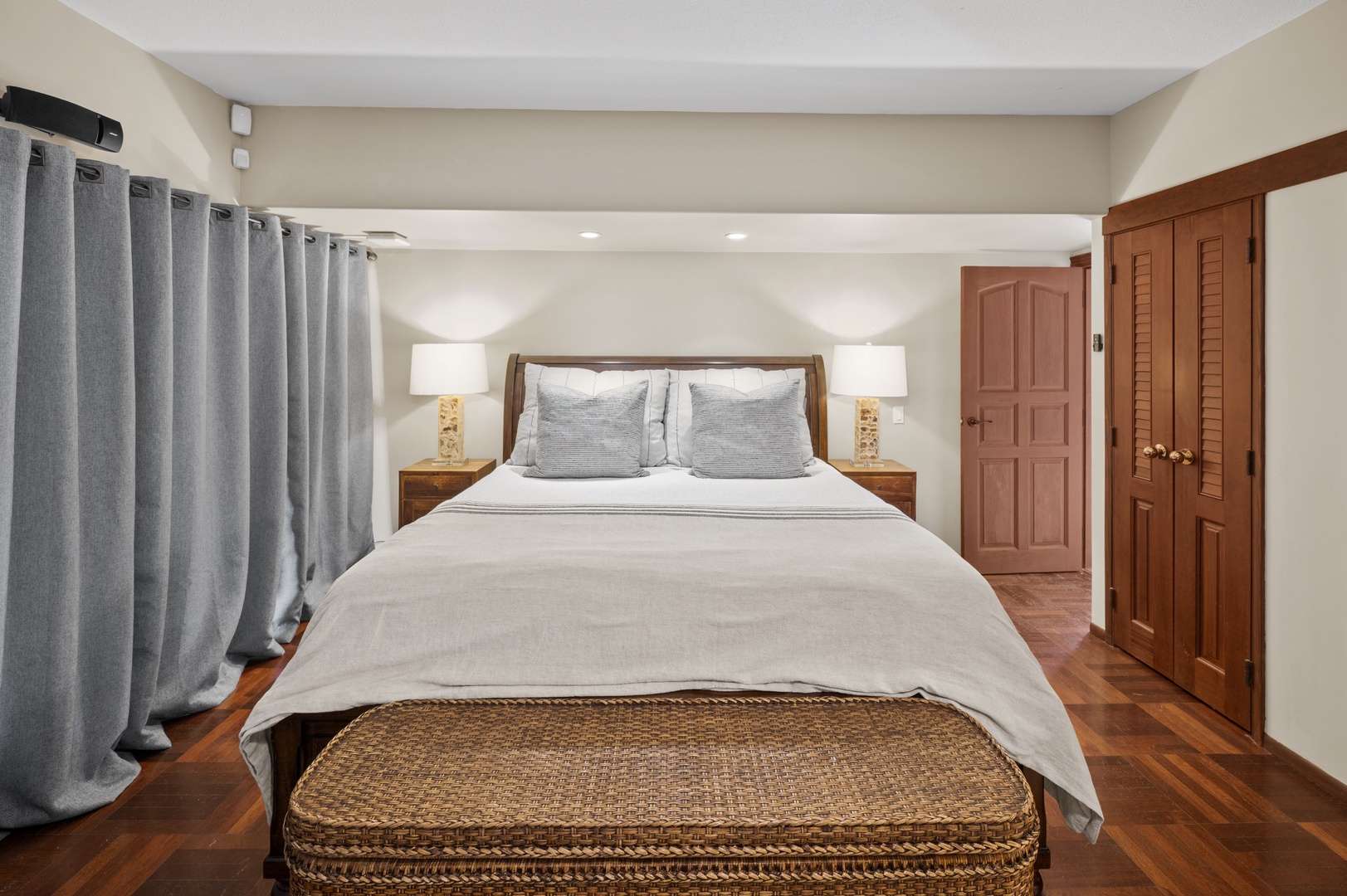 Honolulu Vacation Rentals, Kaiko'o Villa* - Bedroom with king bed
