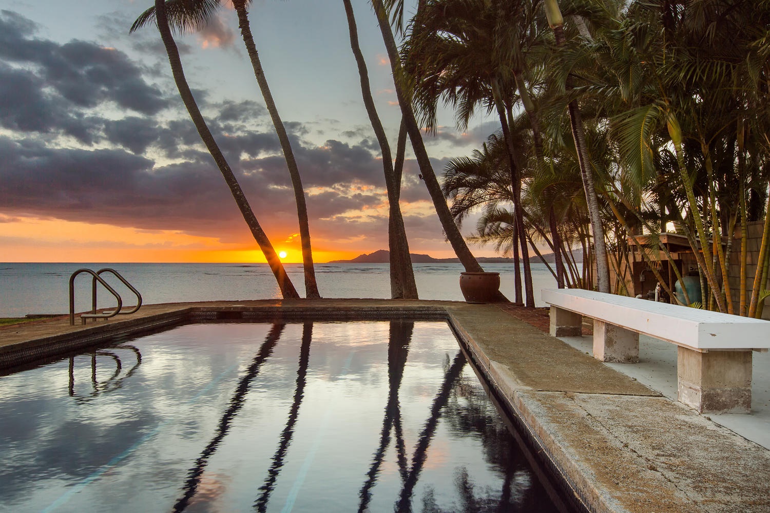 Honolulu Vacation Rentals, Hale Kai - Enjoy oceanfront sunset views.