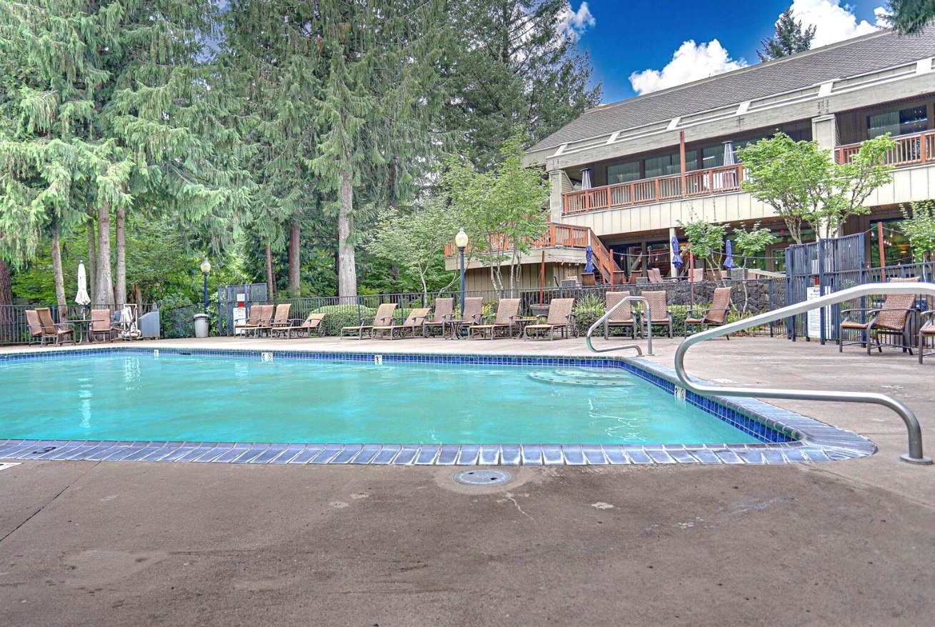 Welches Vacation Rentals, Bright and Cozy - Take a refreshing dip in the community pool