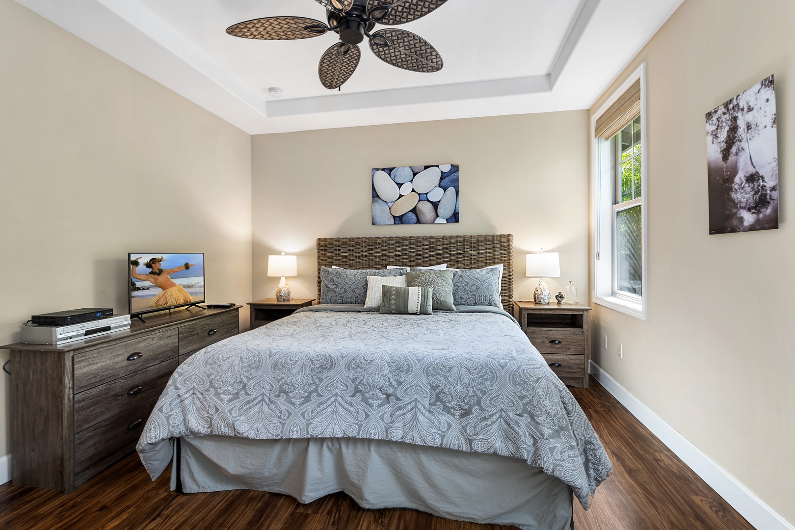 Kailua Kona Vacation Rentals, Kona Blue Vacations Holua Kai - Cozy and cool, the third bedroom at Kona Blue Vacations Holua Kai offers a king bed and entertainment space.