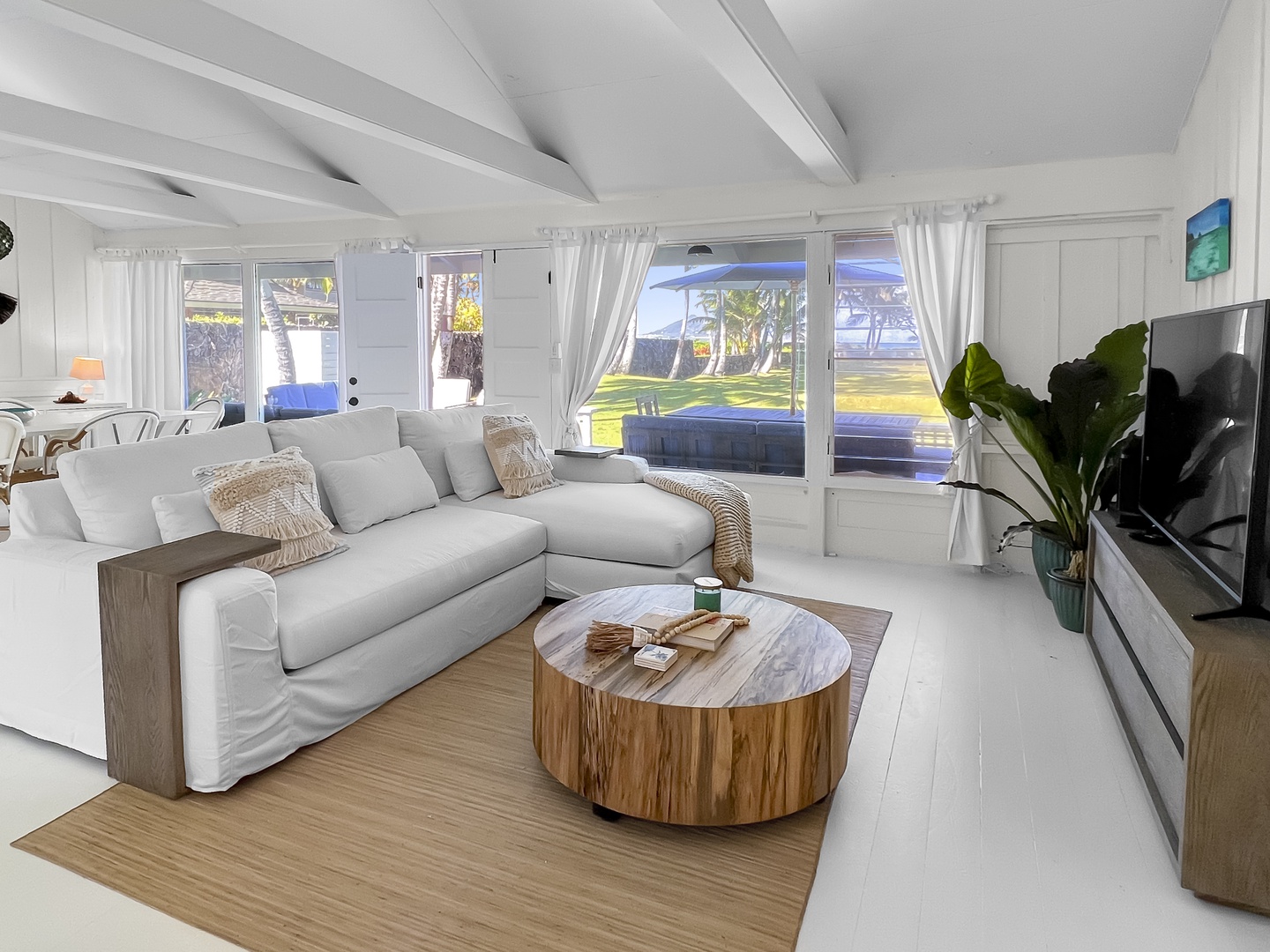 Kailua Vacation Rentals, Kai Mele - Cozy living room with all new furniture!