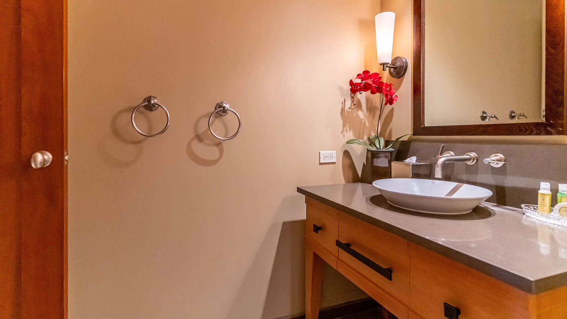 Kapolei Vacation Rentals, Ko Olina Beach Villas O704 - The second guest bathroom is a full bathroom.