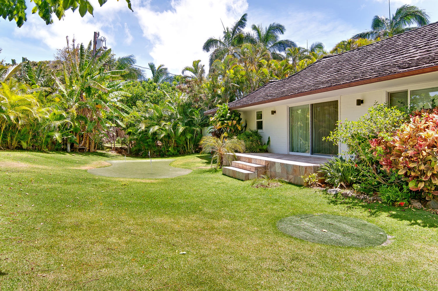 Honolulu Vacation Rentals, Kahala Lani - Front yard