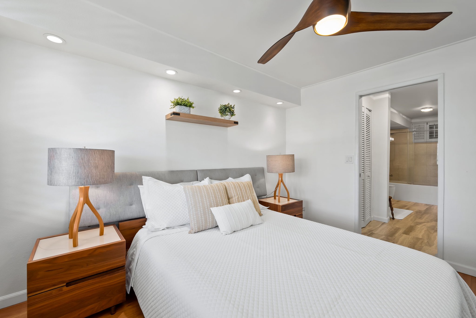Honolulu Vacation Rentals, Colony Surf Retreat - Soothing neutral tones, wood accents, and curated coastal details create a restful haven for couples or solo travelers.