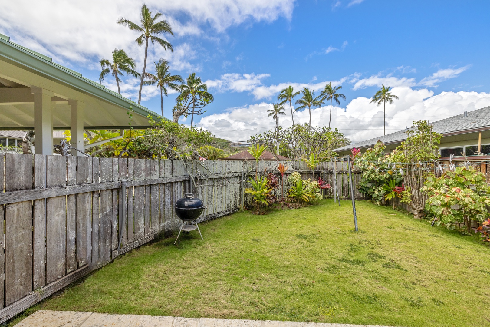 Kailua Vacation Rentals, Hale Moana Lanikai - Enjoy the privacy and beauty of this lush backyard, an ideal space for outdoor activities, barbecues, or simply soaking up the sun