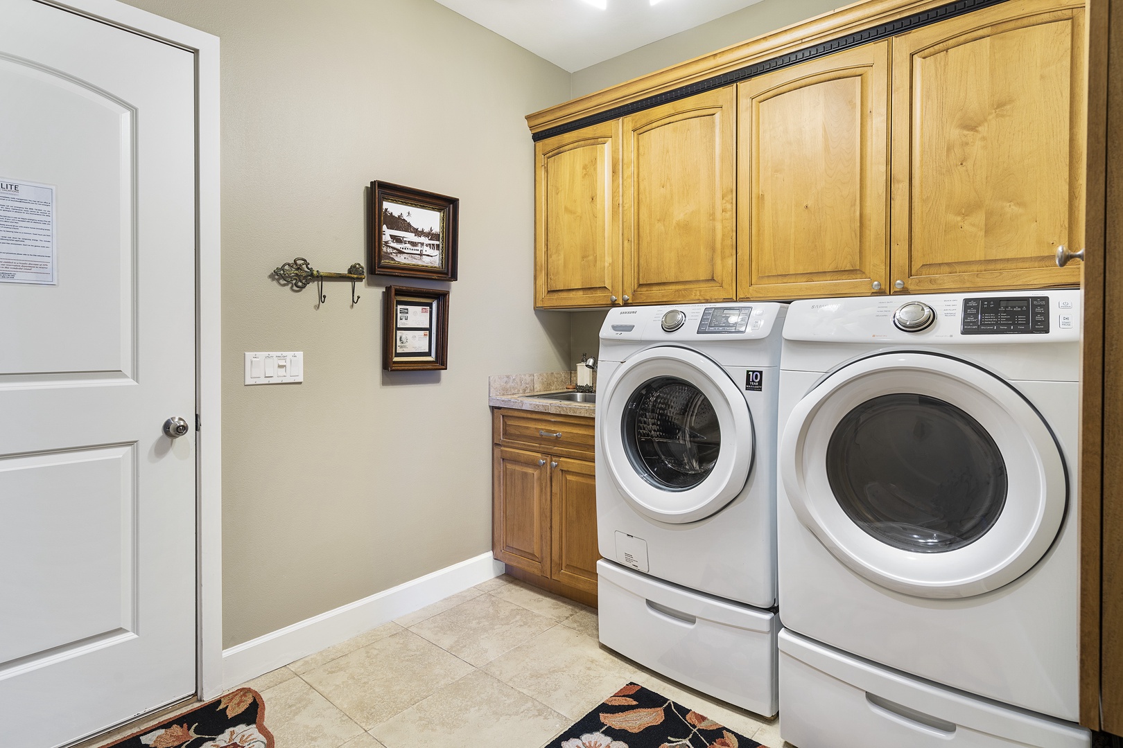 Kailua Kona Vacation Rentals, Hale Aikane - Spacious Laundry room with Garage access