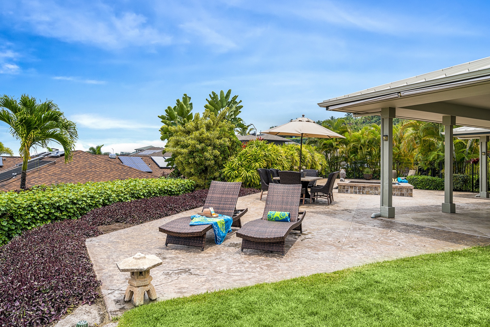 Kailua Kona Vacation Rentals, Sunset Hale - Sunbathe in comfort with ocean breezes on cushioned loungers by the poolside retreat.