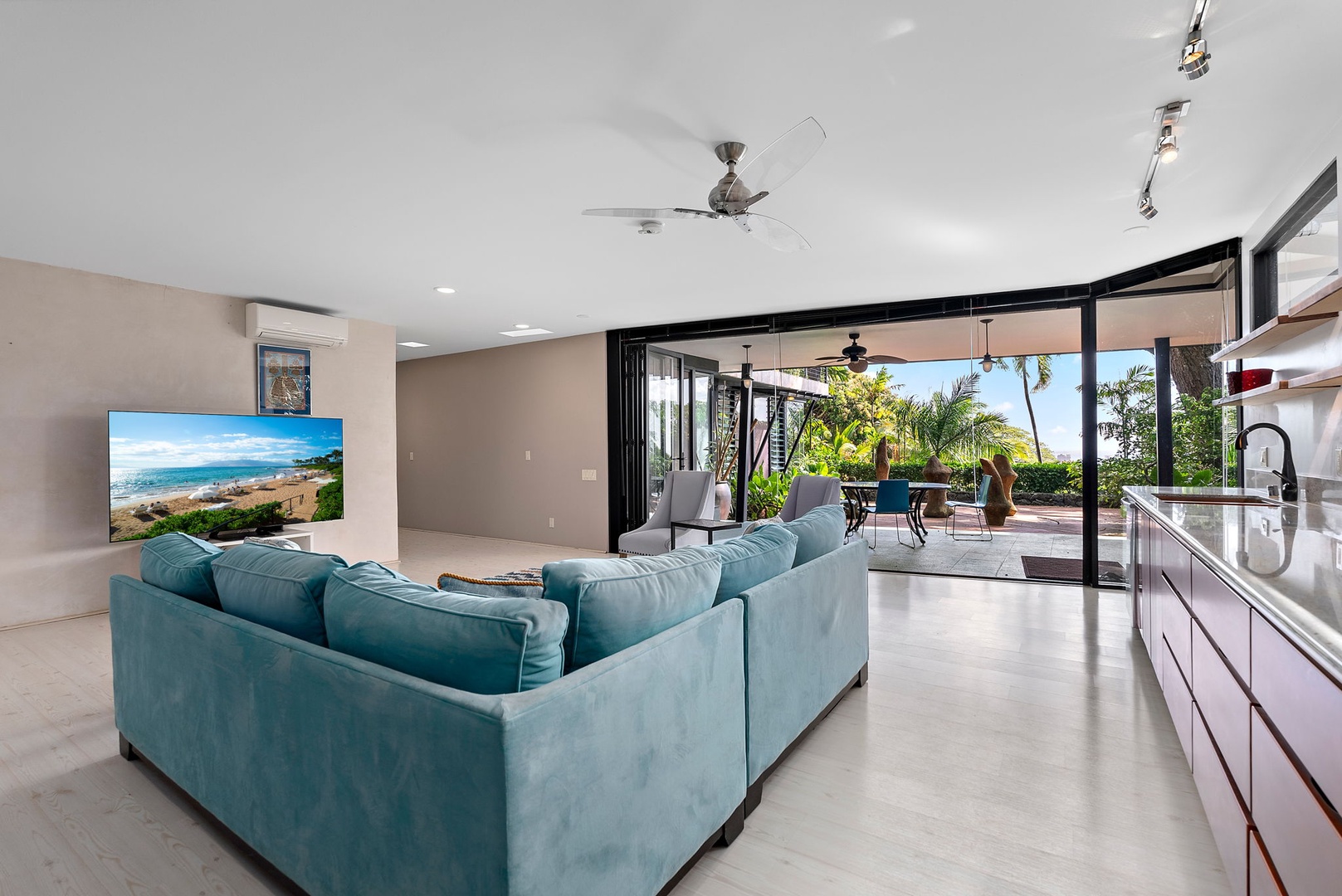 Honolulu Vacation Rentals, Tantalus Glass House (3 BD) - Relax in your open-concept living space where plush turquoise seating faces tropical gardens through floor-to-ceiling windows.