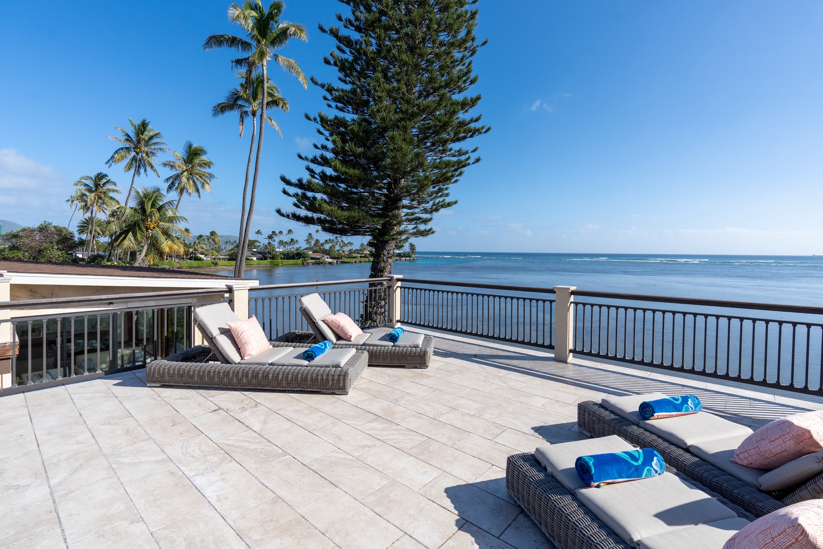Honolulu Vacation Rentals, Wailupe Seaside - Your rooftop deck provides a cool breeze, amazing views and the perfect relaxation.