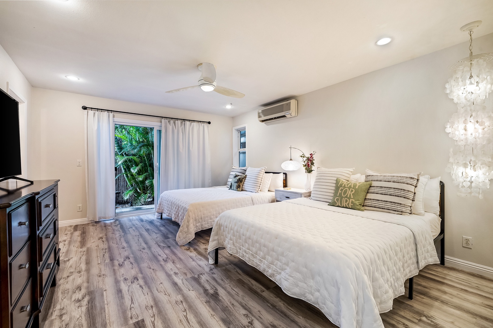 Honolulu Vacation Rentals, Hale Ho'omaha - Guest Bedroom 2 has 2 queen beds