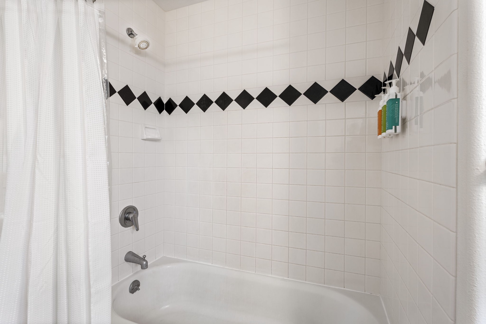 Kailua-Kona Vacation Rentals, Honu Hale - Refresh in your stylish tiled bathroom featuring a spacious tub perfect for unwinding after exploring the area.