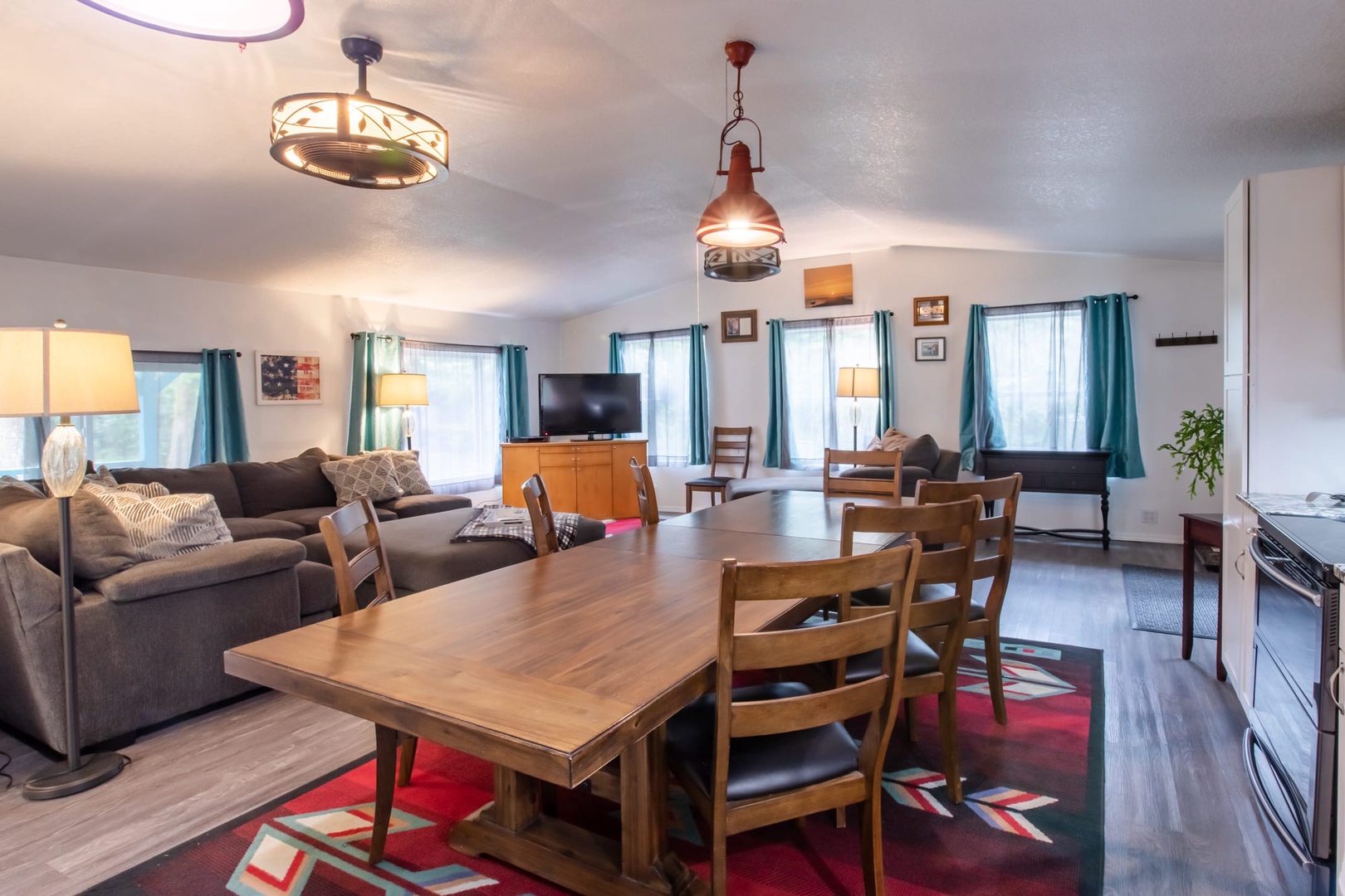 Tillamook Vacation Rentals, Holly's House - Spacious living area