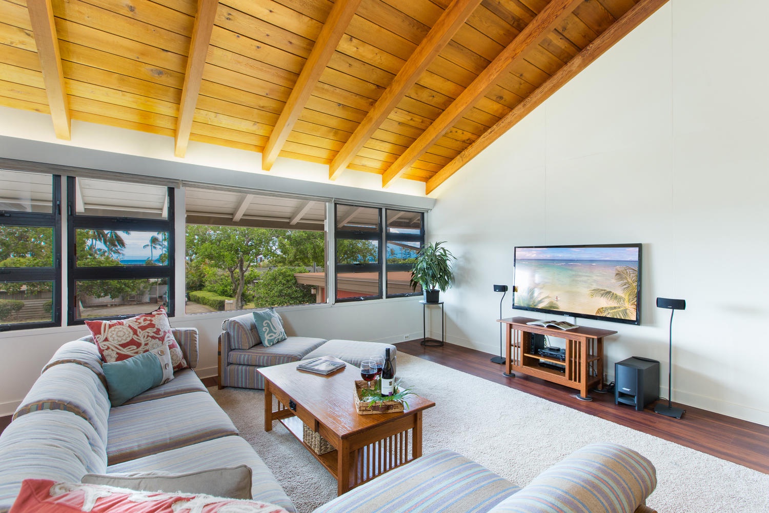 Honolulu Vacation Rentals, Hale Poola - Spacious living area boasting an open-concept design and subtle glimpses of the azure ocean beyond.