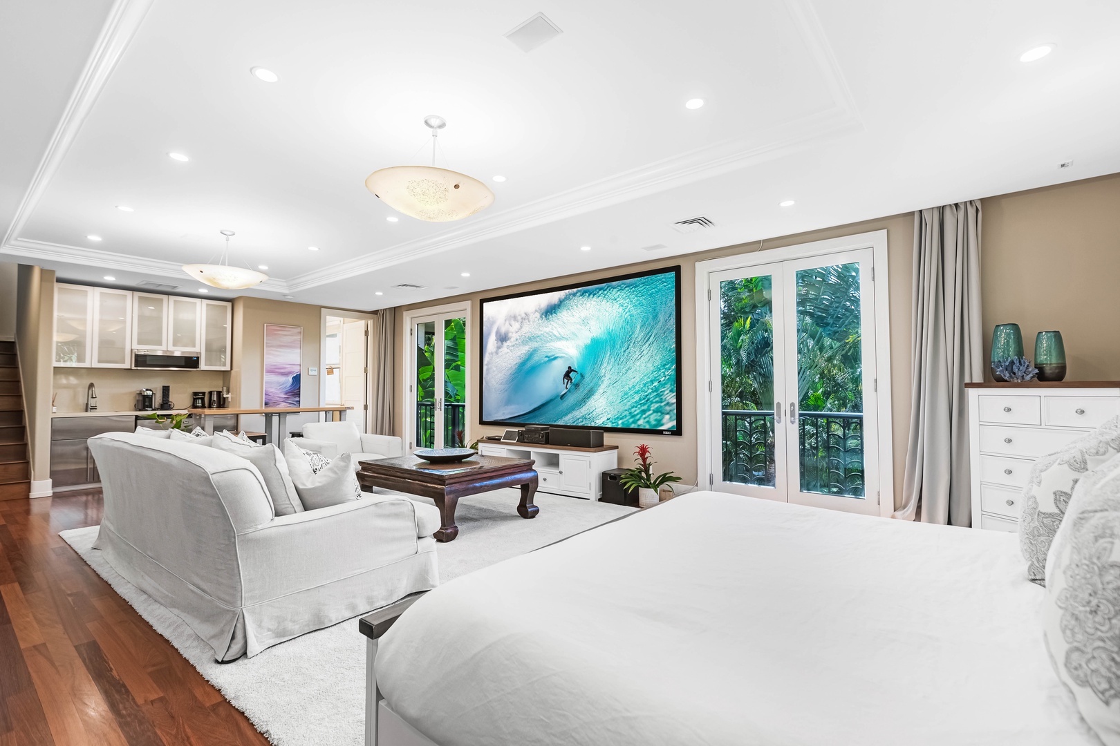 Honolulu Vacation Rentals, Pili Pono - Studio suite with king bed, private media setup, and rooftop access.